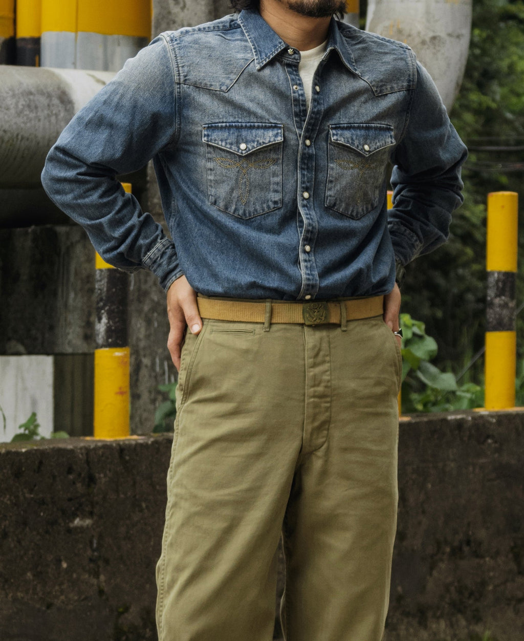 Chemise western en jean flammé bleu avec poches poitrine brodées et boutons-pression