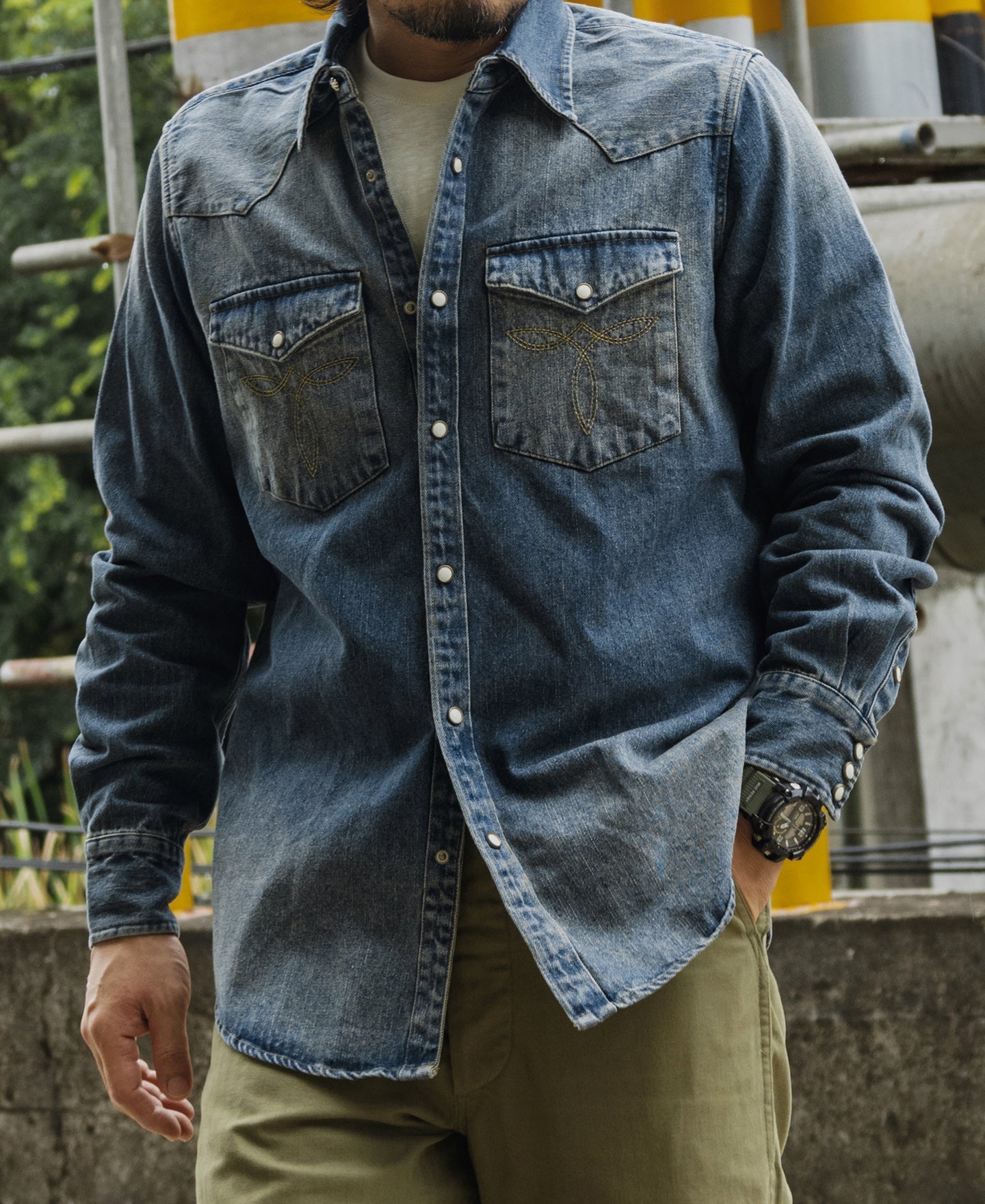 Chemise western en jean flammé bleu avec poches poitrine brodées et boutons-pression