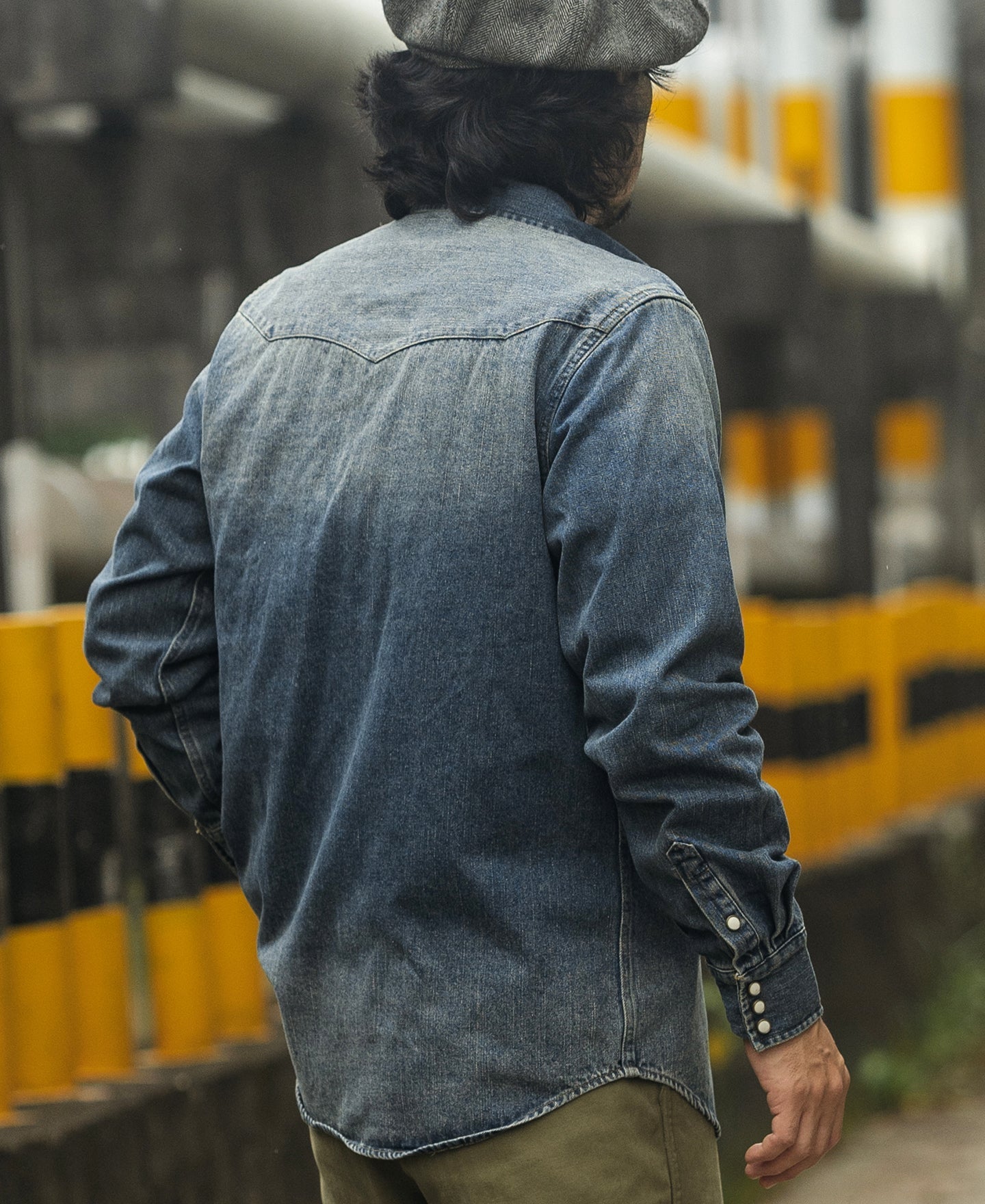 Chemise western en jean flammé bleu avec poches poitrine brodées et boutons-pression