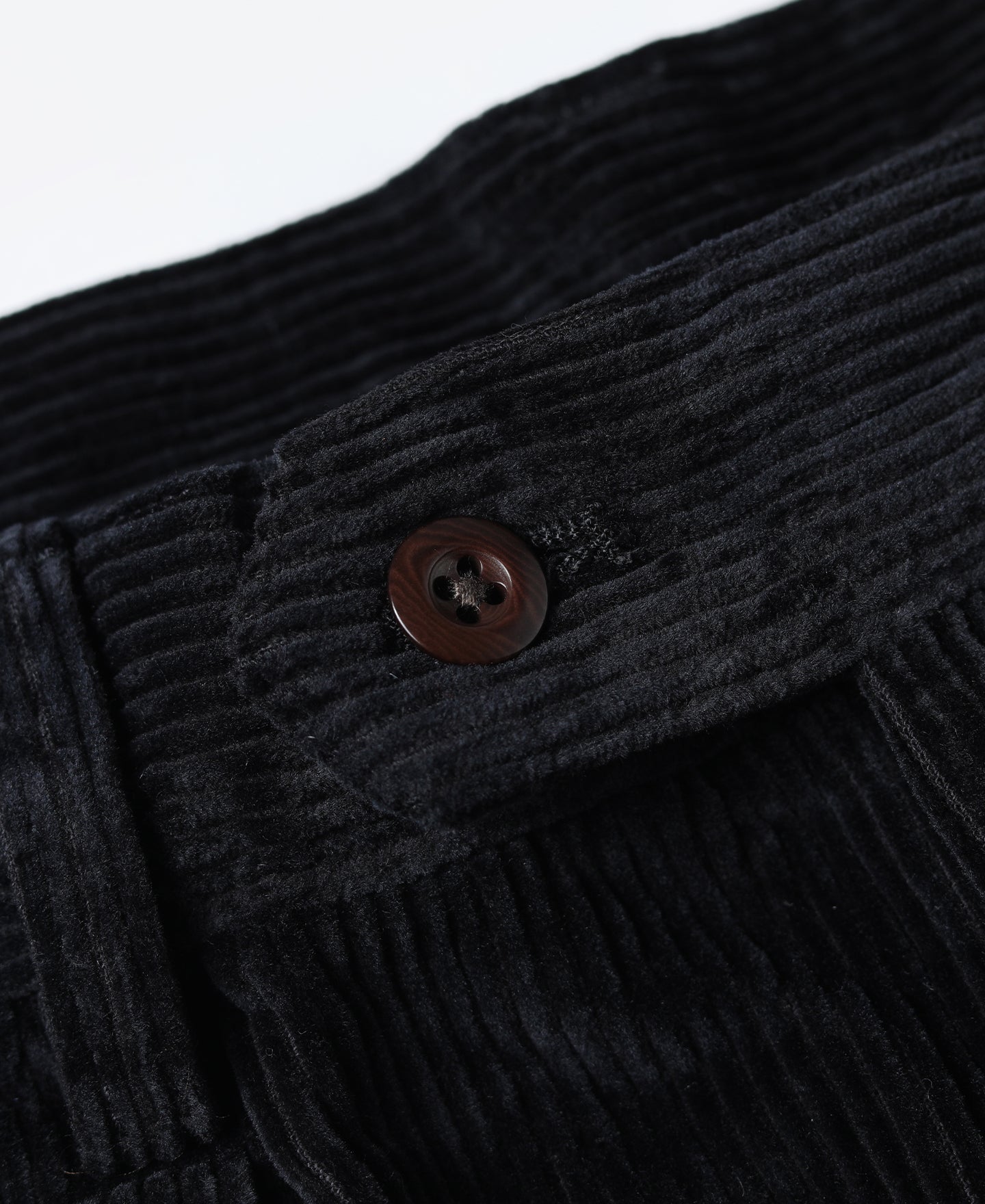 Pantalon plissé homme en velours côtelé noir, coupe ample à revers