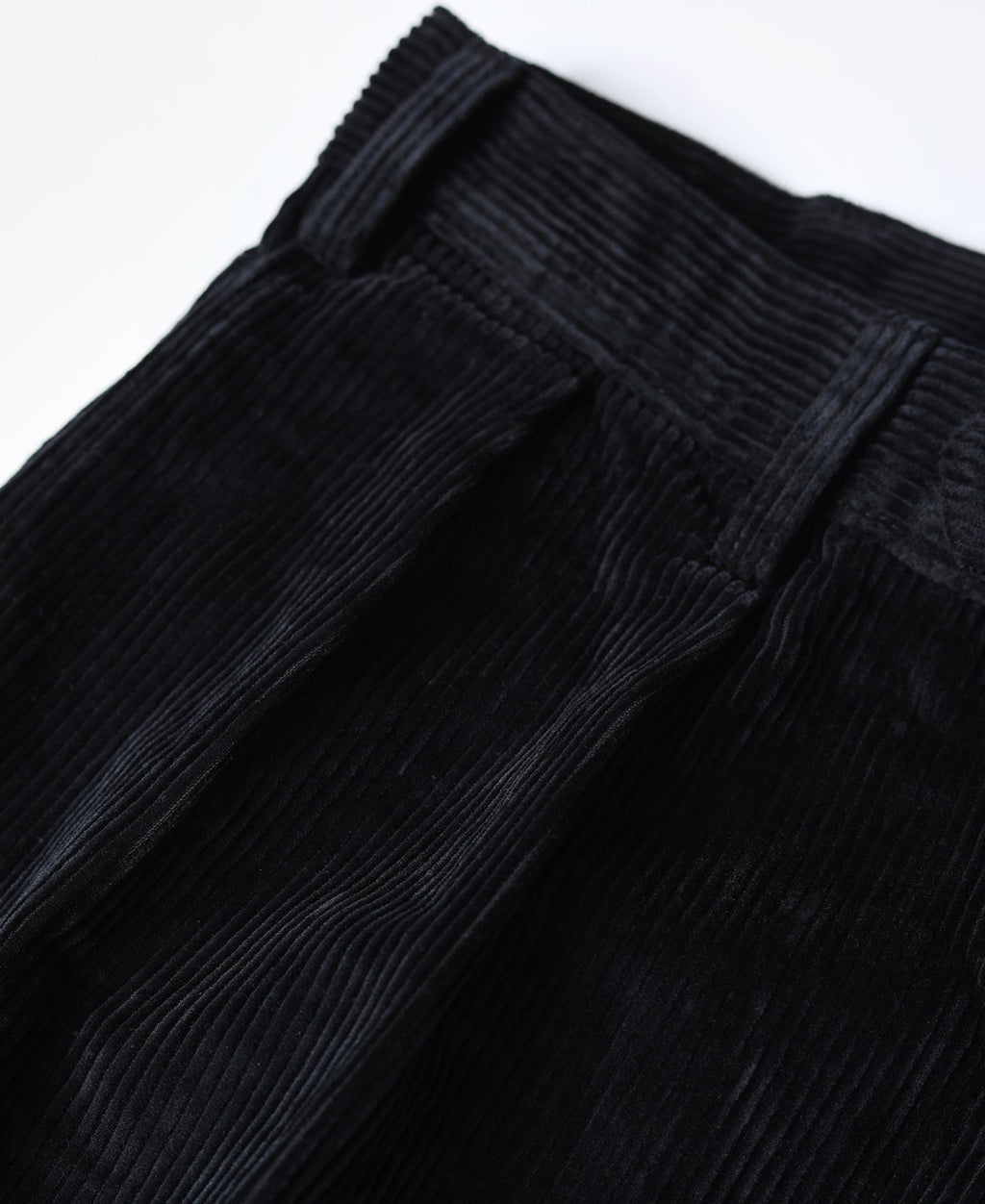 Pantalon plissé homme en velours côtelé noir, coupe ample à revers