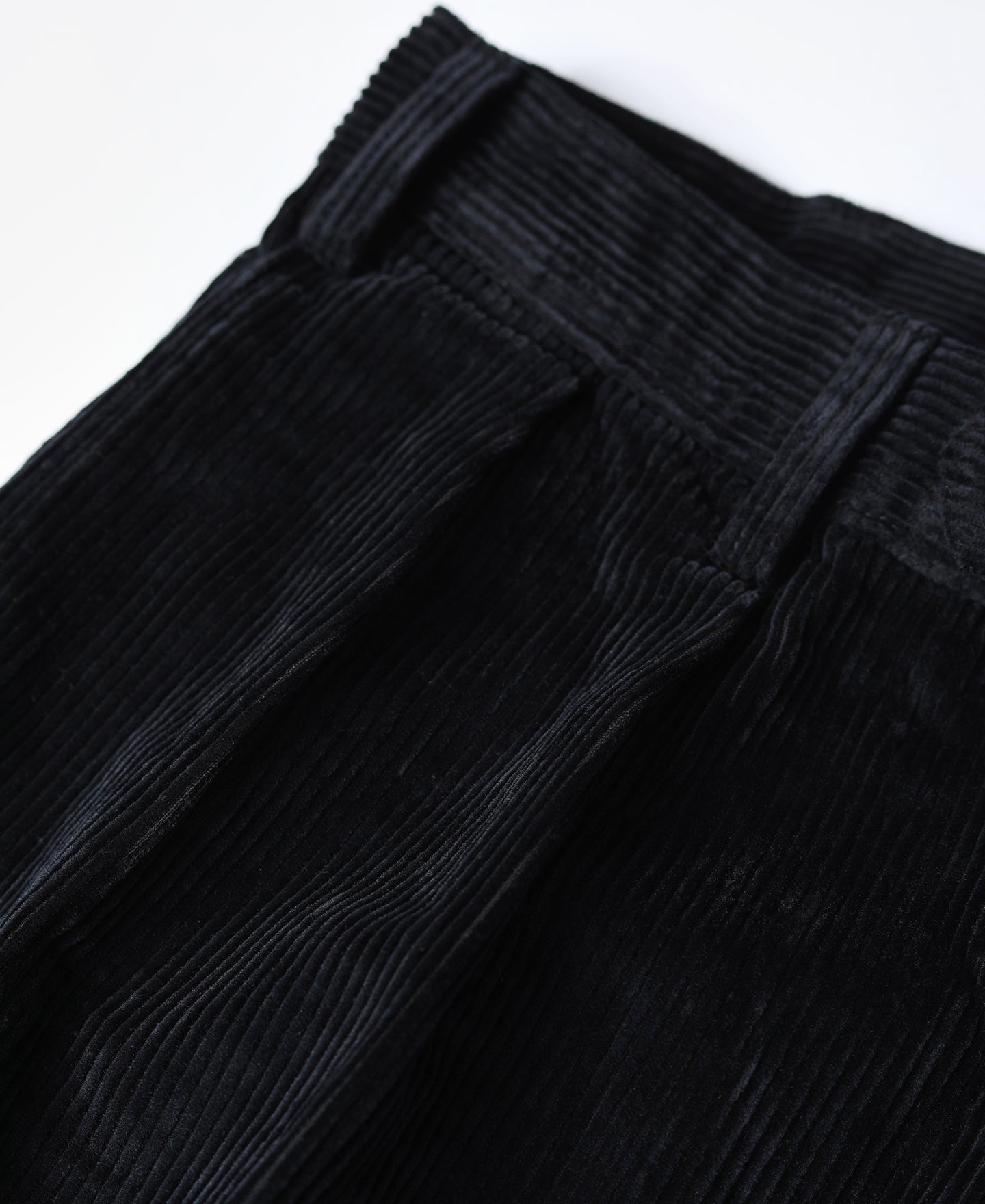 Pantalon plissé homme en velours côtelé noir, coupe ample à revers