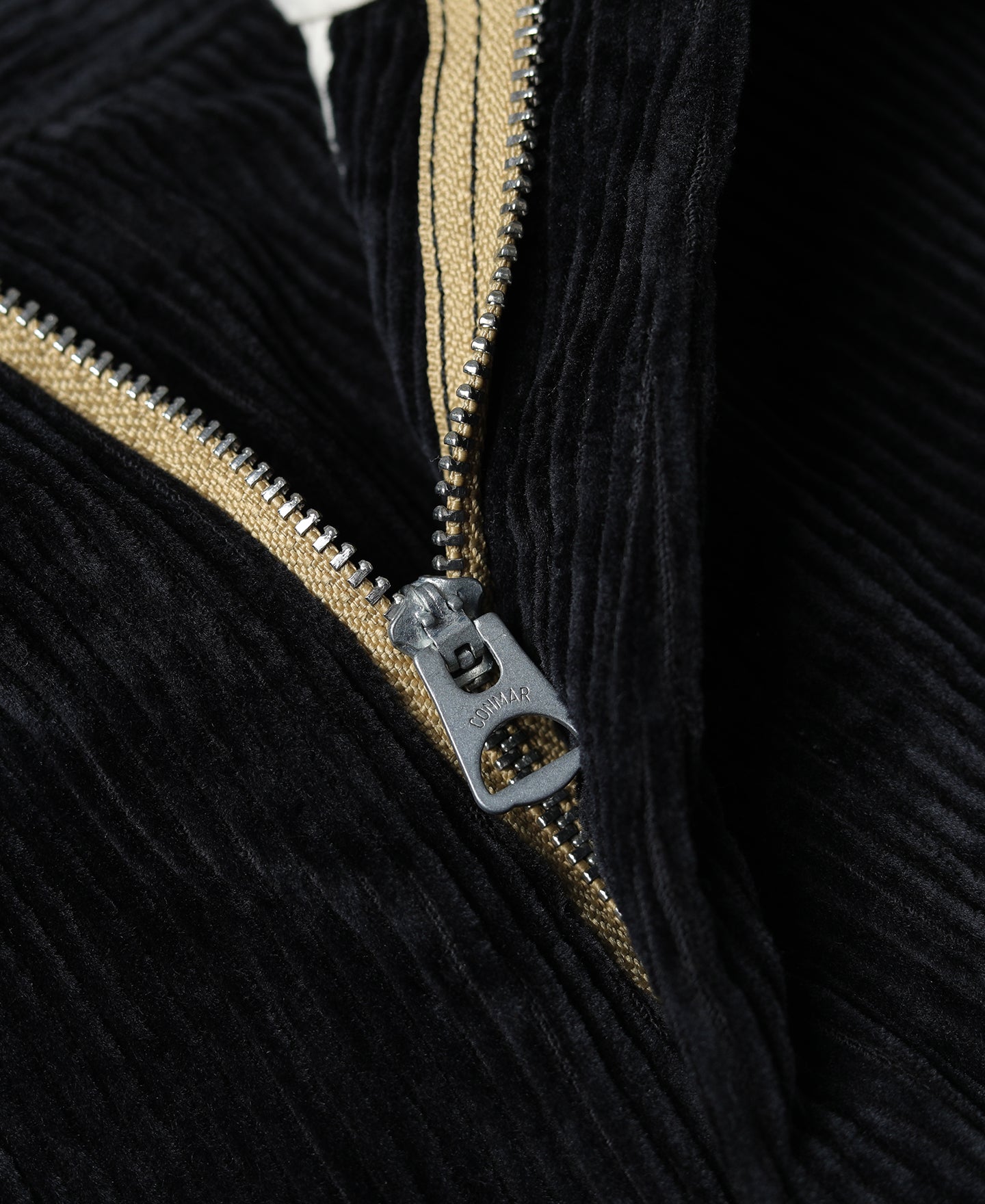 Pantalon plissé homme en velours côtelé noir, coupe ample à revers
