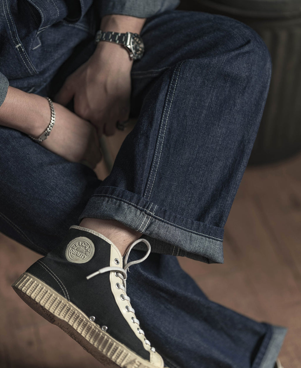 Jean en denim indigo coupe large style workwear avec surpiqûres contrastantes, poches plaquées et coupe fatigue