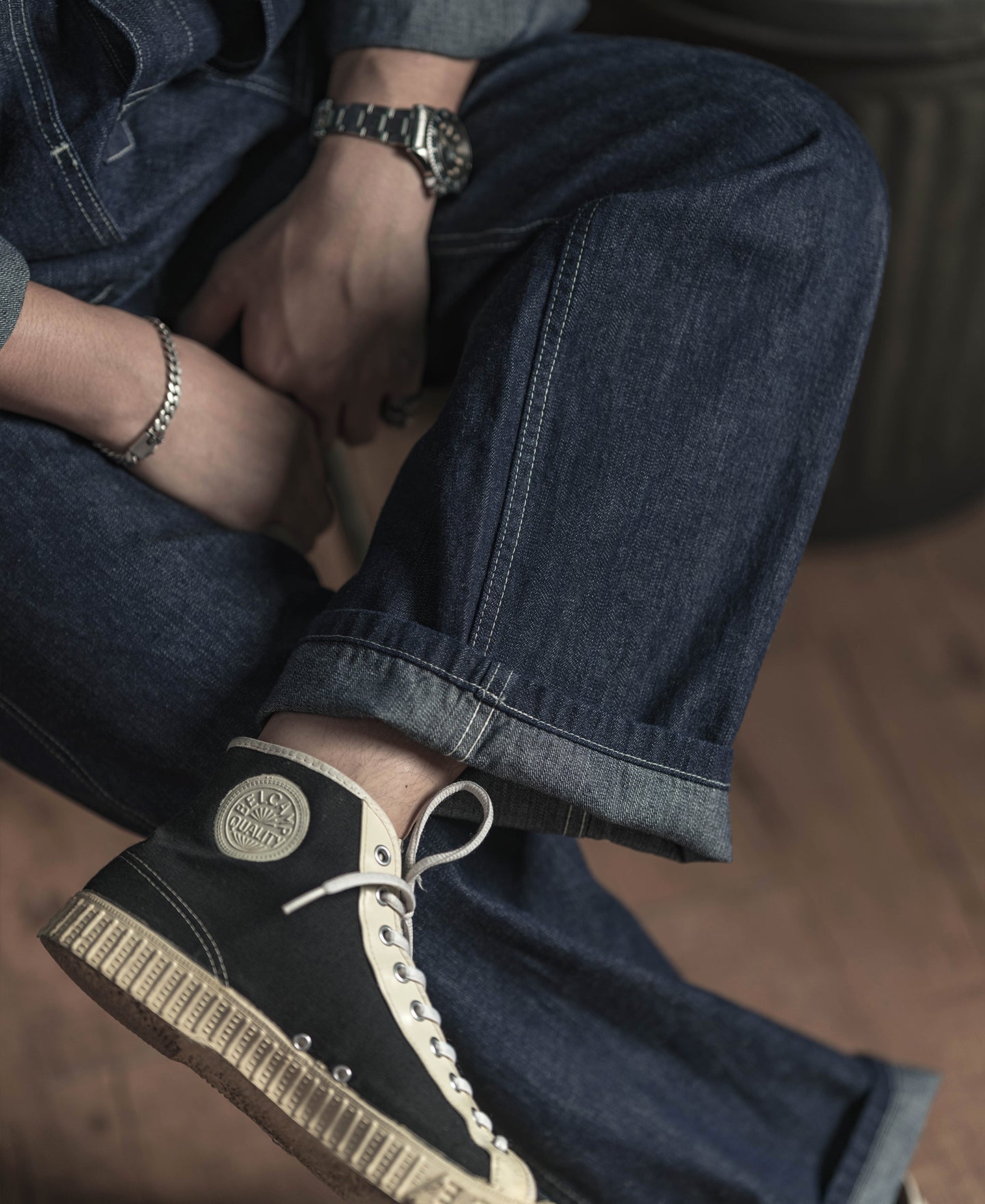 Jean en denim indigo coupe large style workwear avec surpiqûres contrastantes, poches plaquées et coupe fatigue