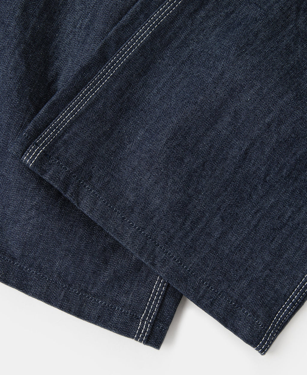 Jean toile indigo coupe large style peintre avec surpiqûres contrastantes