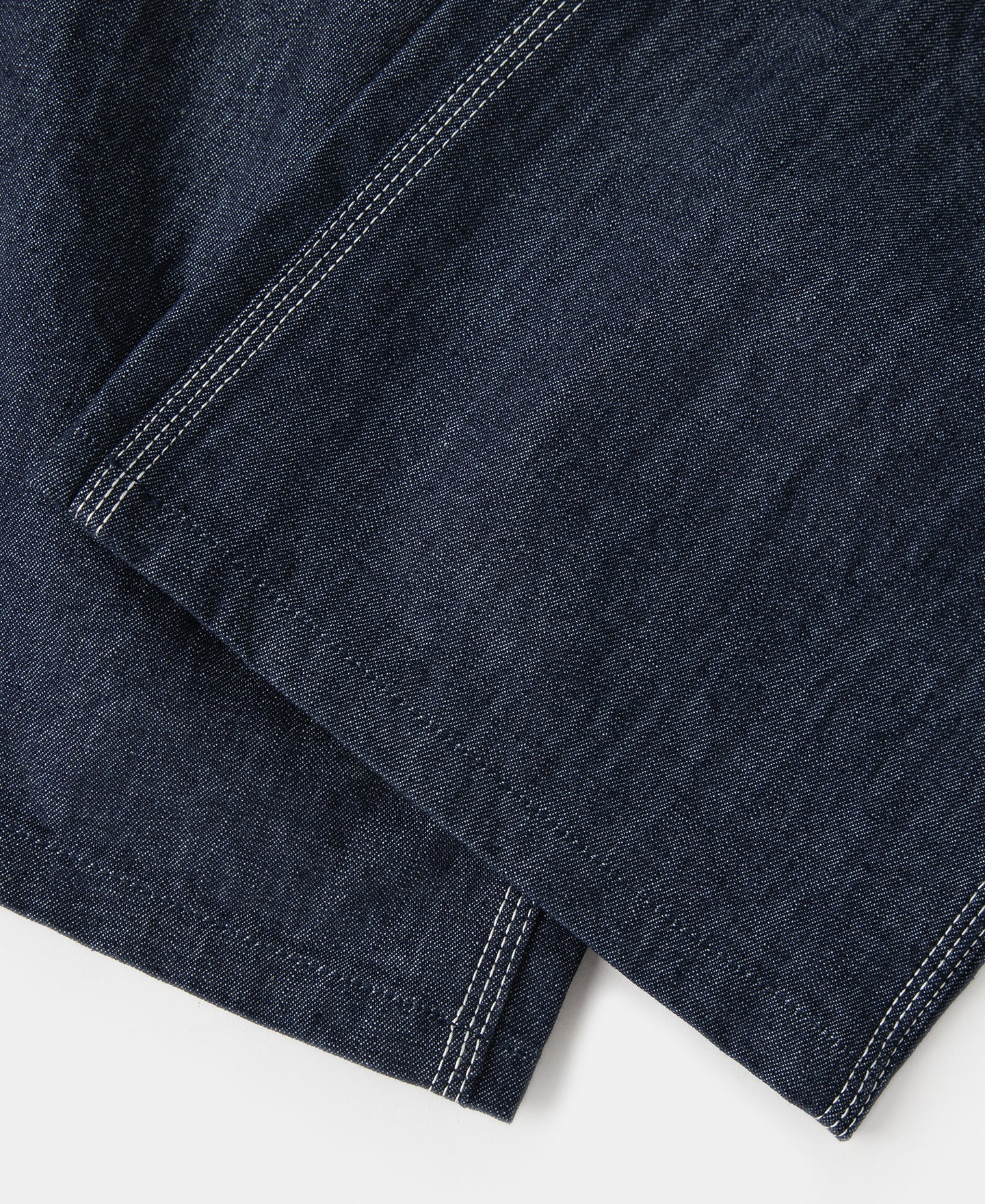 Jean toile indigo coupe large style peintre avec surpiqûres contrastantes