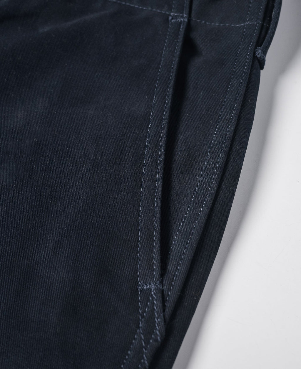 Pantalon chino ample bleu marine à jambes larges de style militaire