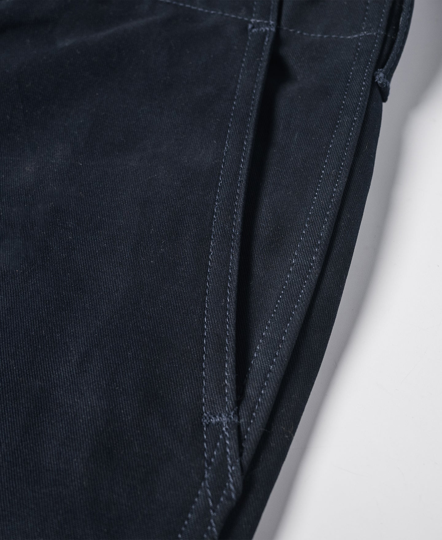 Pantalon chino ample bleu marine à jambes larges de style militaire