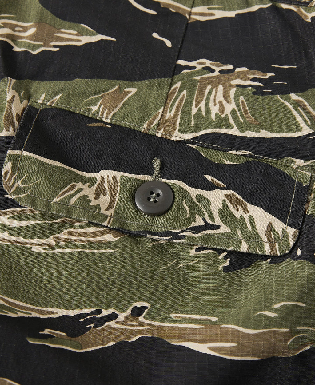 Short cargo vert et noir style militaire camouflage à rayures tigrées pour homme