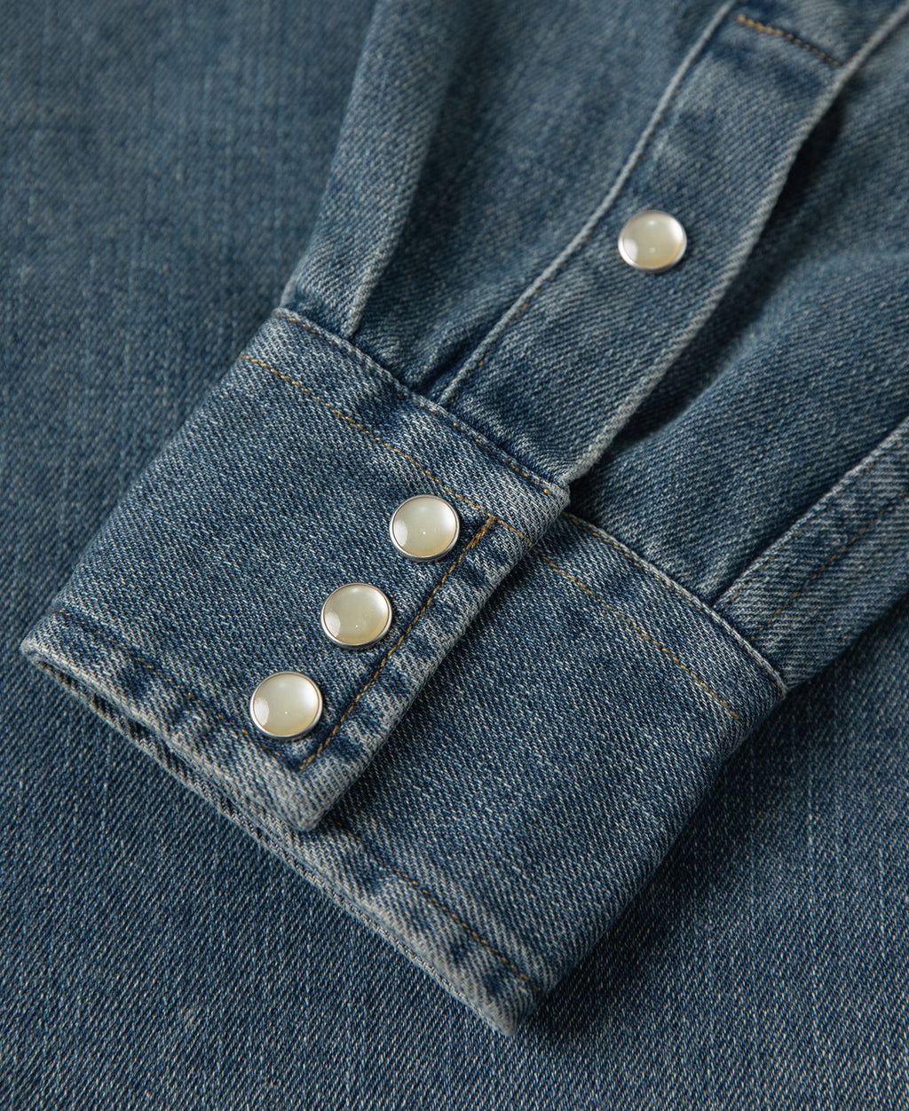 Chemise western en jean flammé bleu avec poches poitrine brodées et boutons-pression