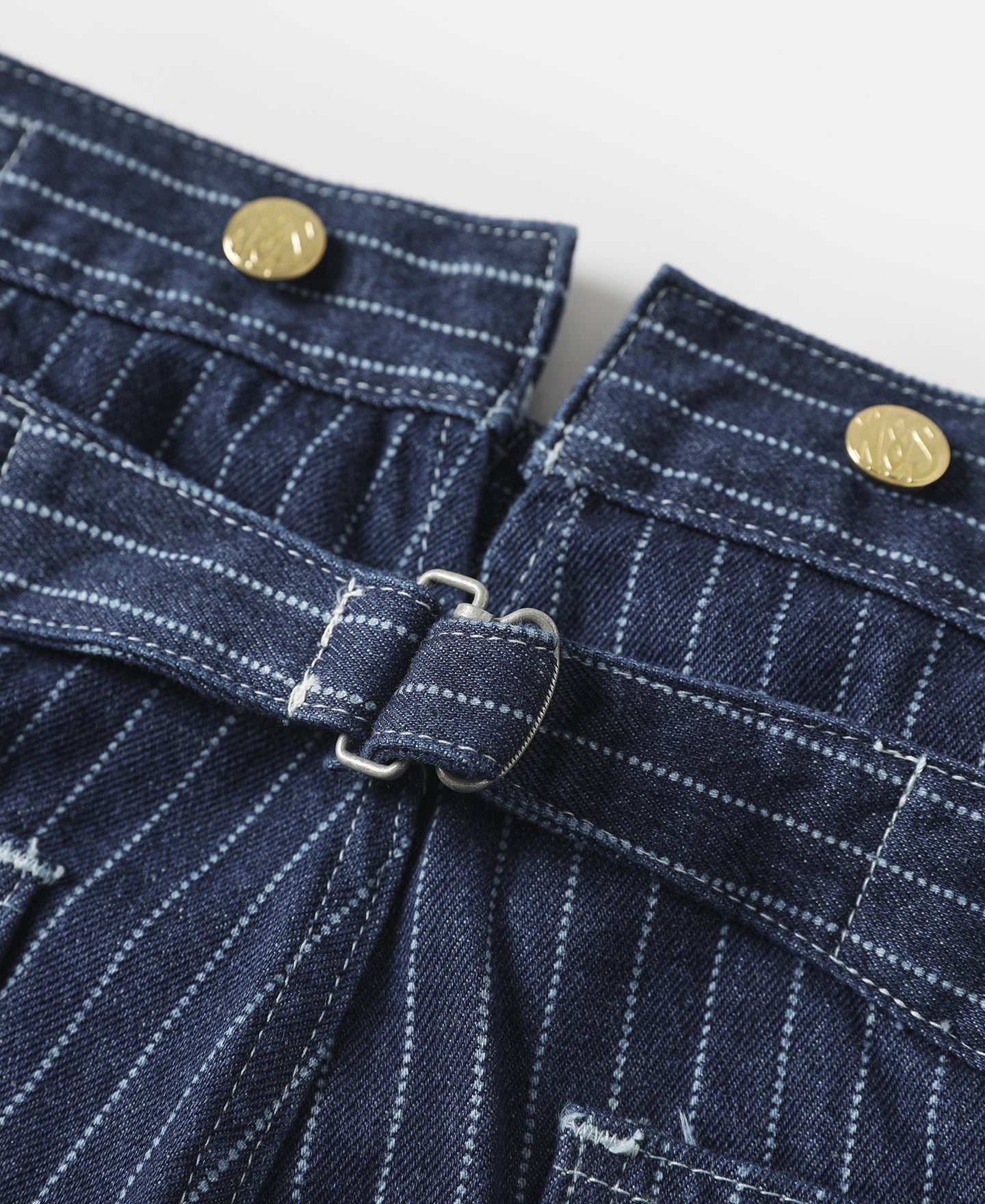 Pantalon de travail indigo à rayures fines, taille haute et boutons en laiton