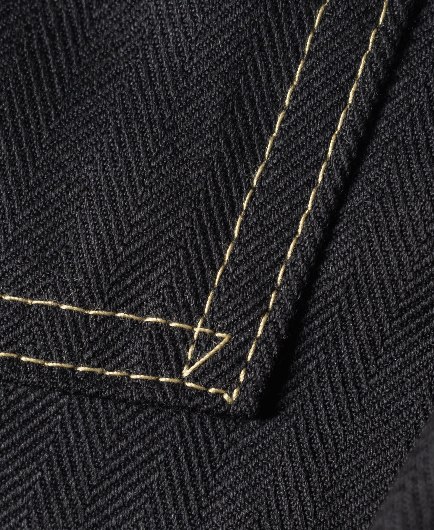 Veste de souvenir Dragon noir brodé surpiquée contrastante à boutons