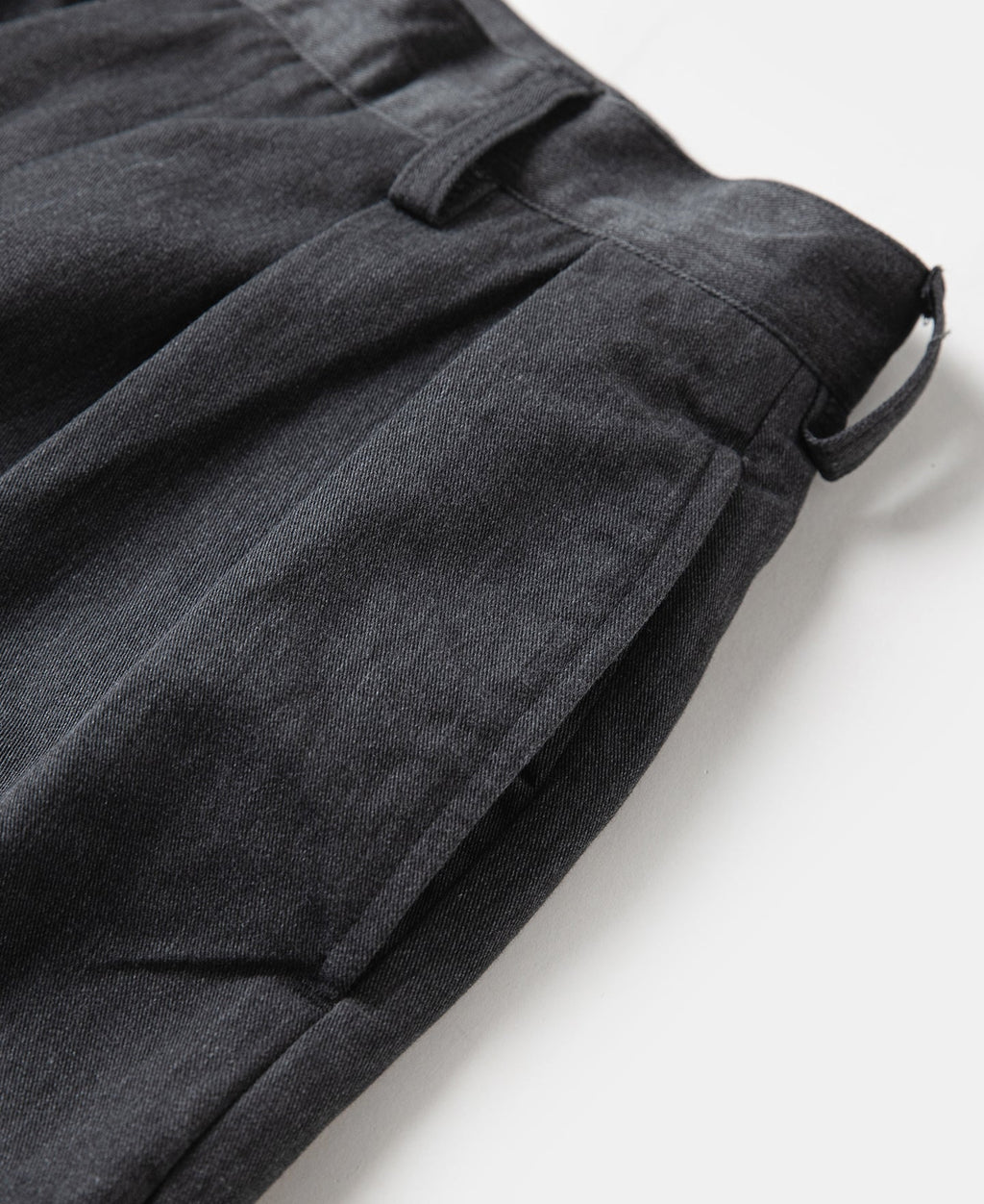 Pantalon chino gris foncé à double pli, taille haute, coupe fuselée vintage