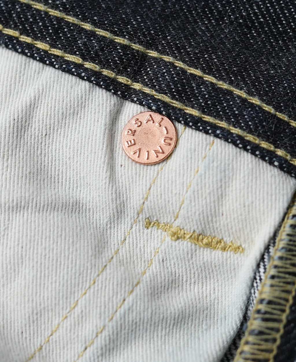 Jean large en denim selvedge indigo coupe décontractée avec revers
