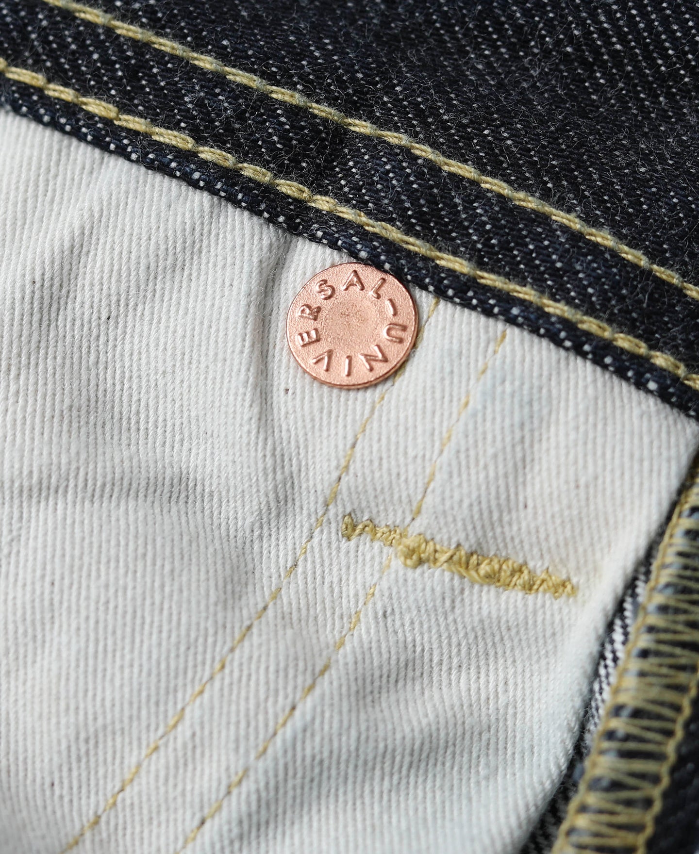 Jean large en denim selvedge indigo coupe décontractée avec revers