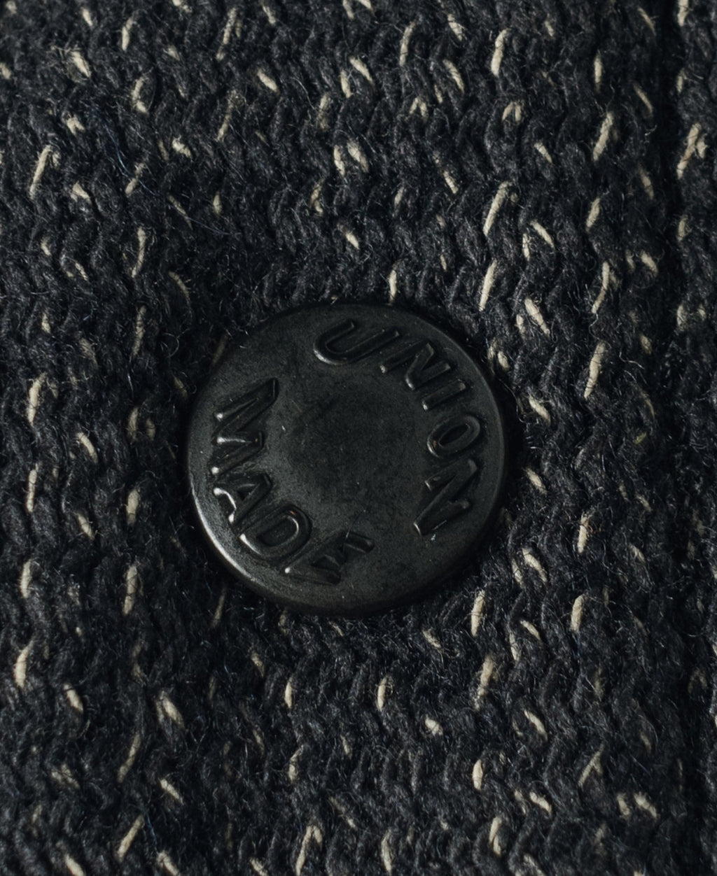Gilet en laine mélangée poivre et sel à quatre poches avec liseré noir coupe classique