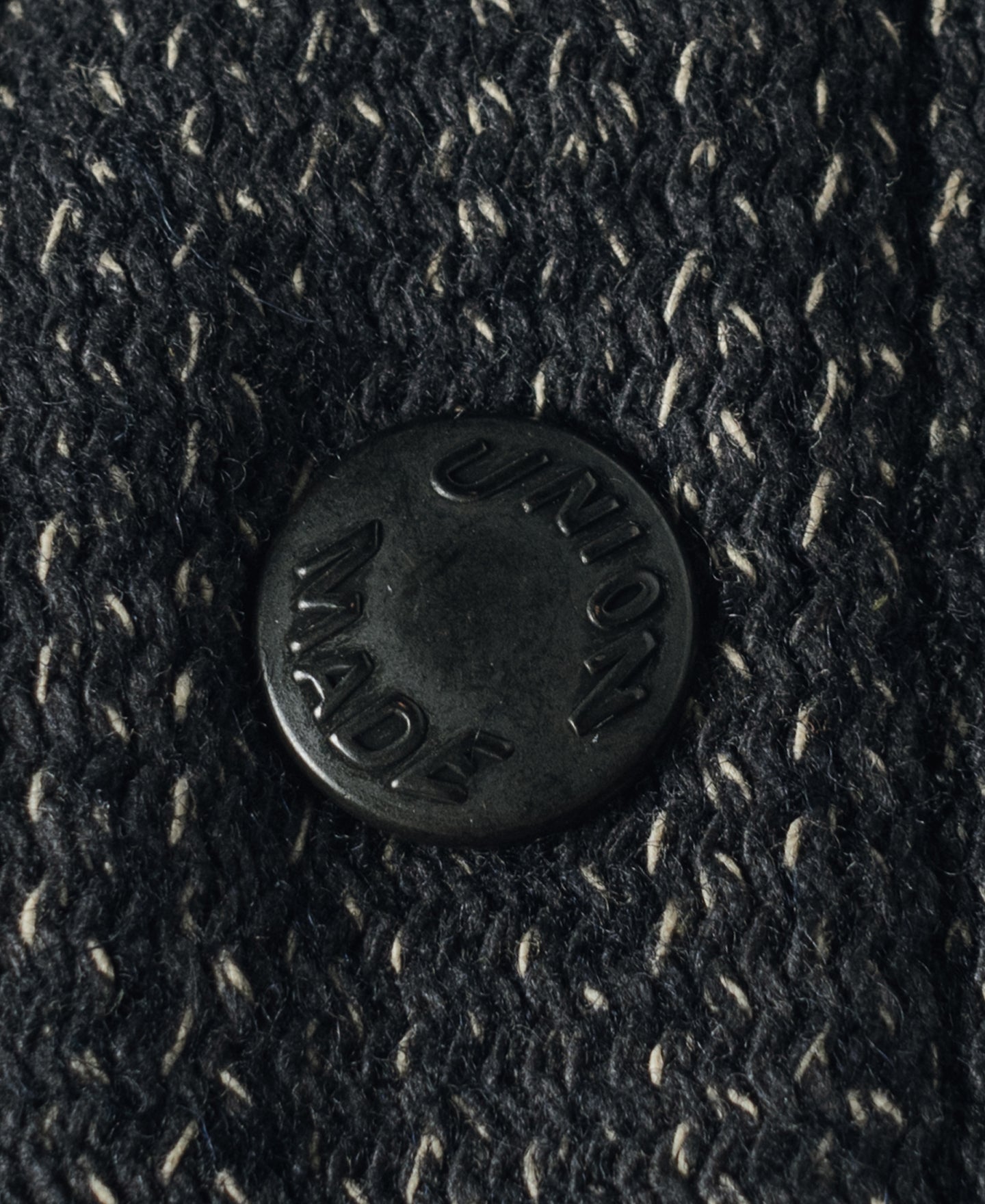 Gilet en laine mélangée poivre et sel à quatre poches avec liseré noir coupe classique