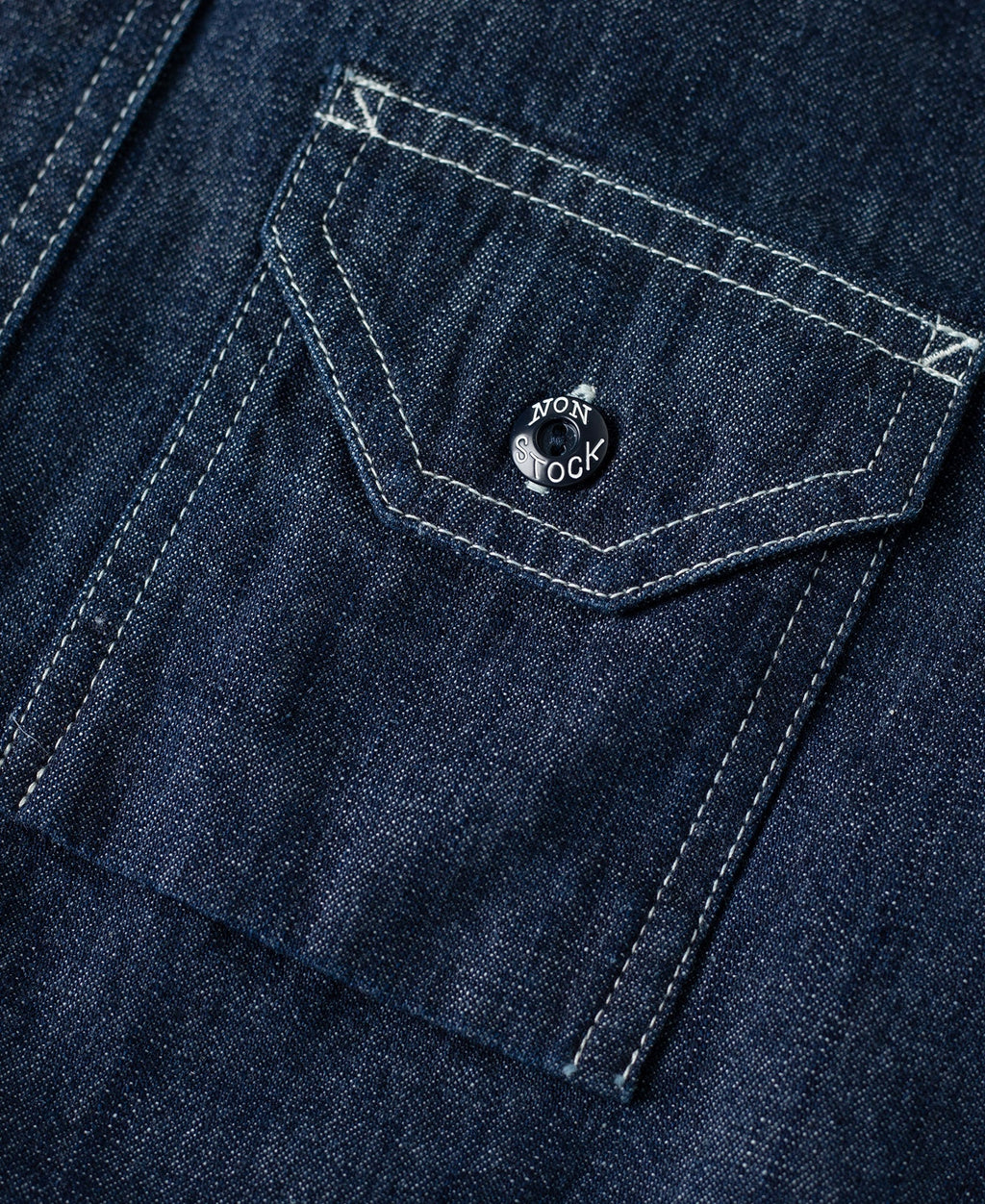 Chemise de travail Indigo en jean à manches longues, poches poitrine et boutonnage.