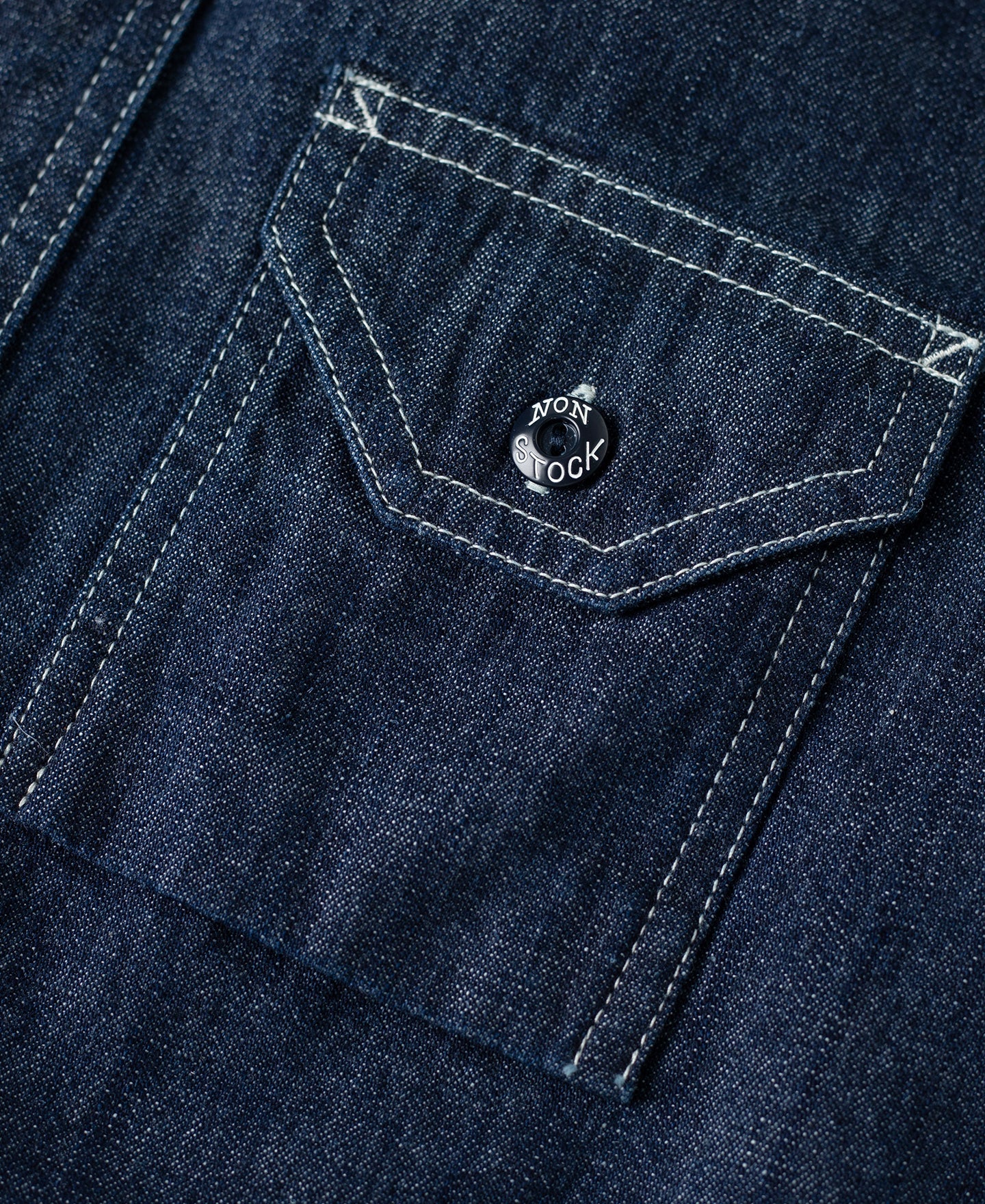 Chemise de travail Indigo en jean à manches longues, poches poitrine et boutonnage.