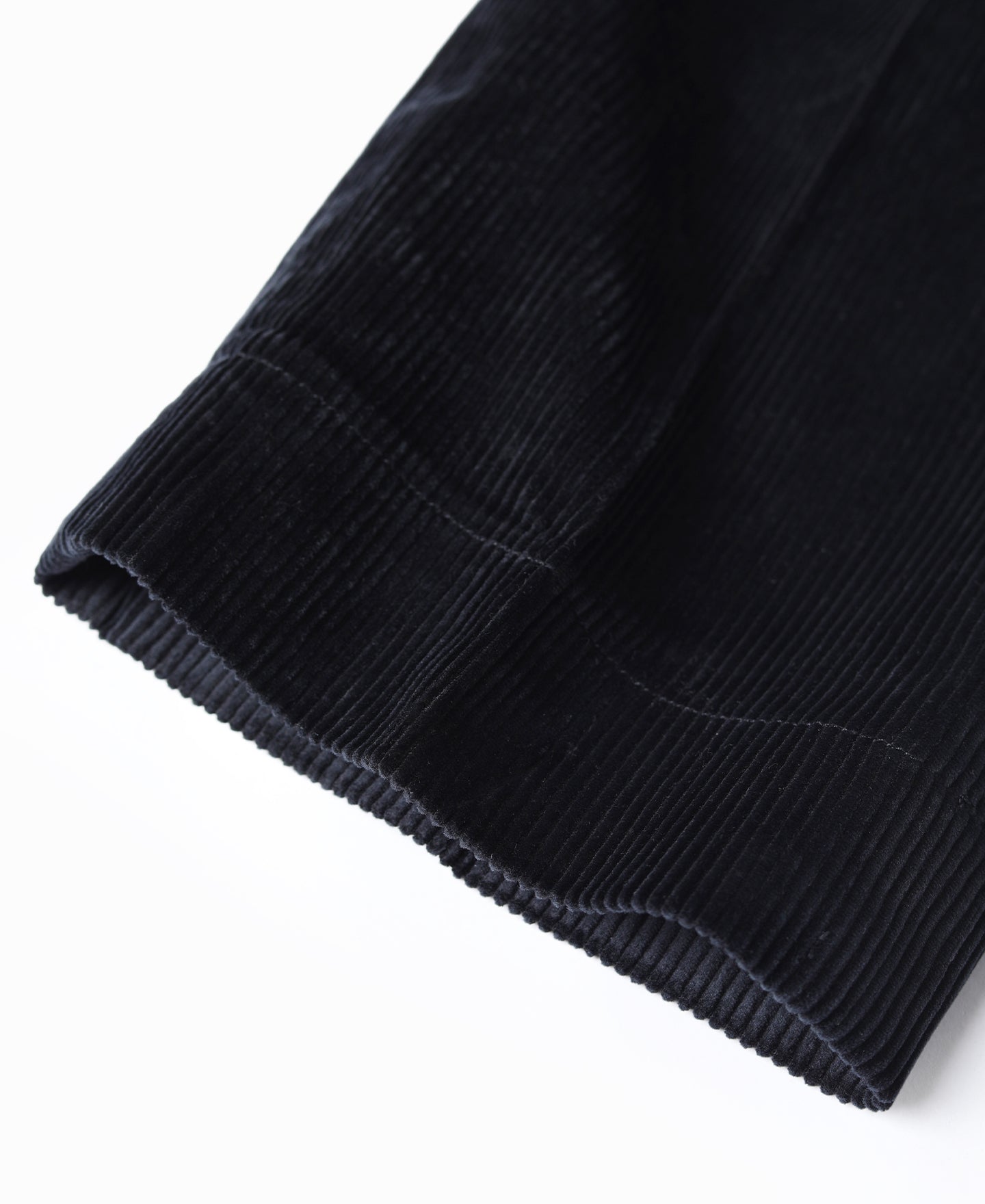 Pantalon plissé homme en velours côtelé noir, coupe ample à revers