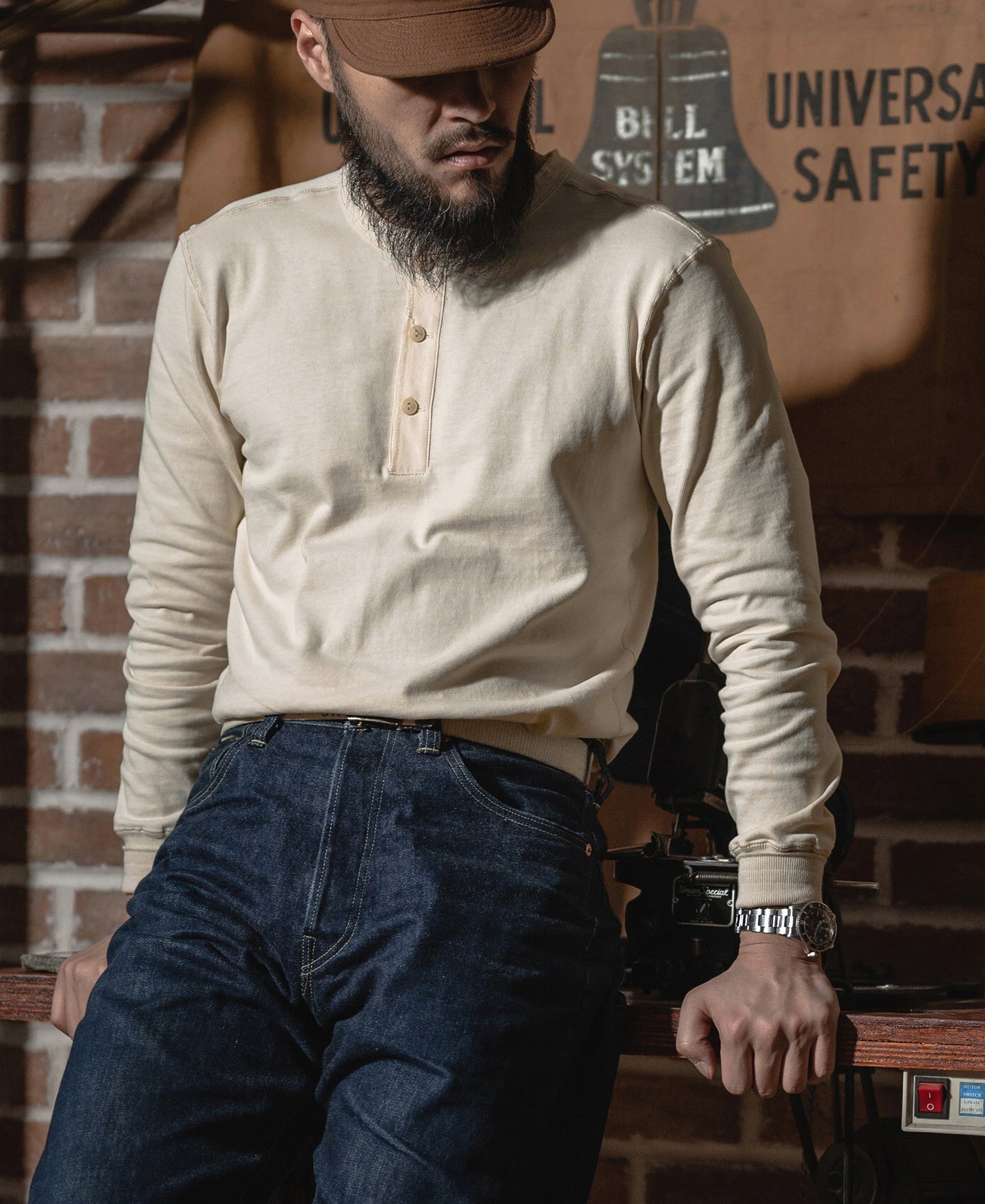 Chemise Henley à manches longues et coupe ajustée pour homme avec patte de boutonnage abricot