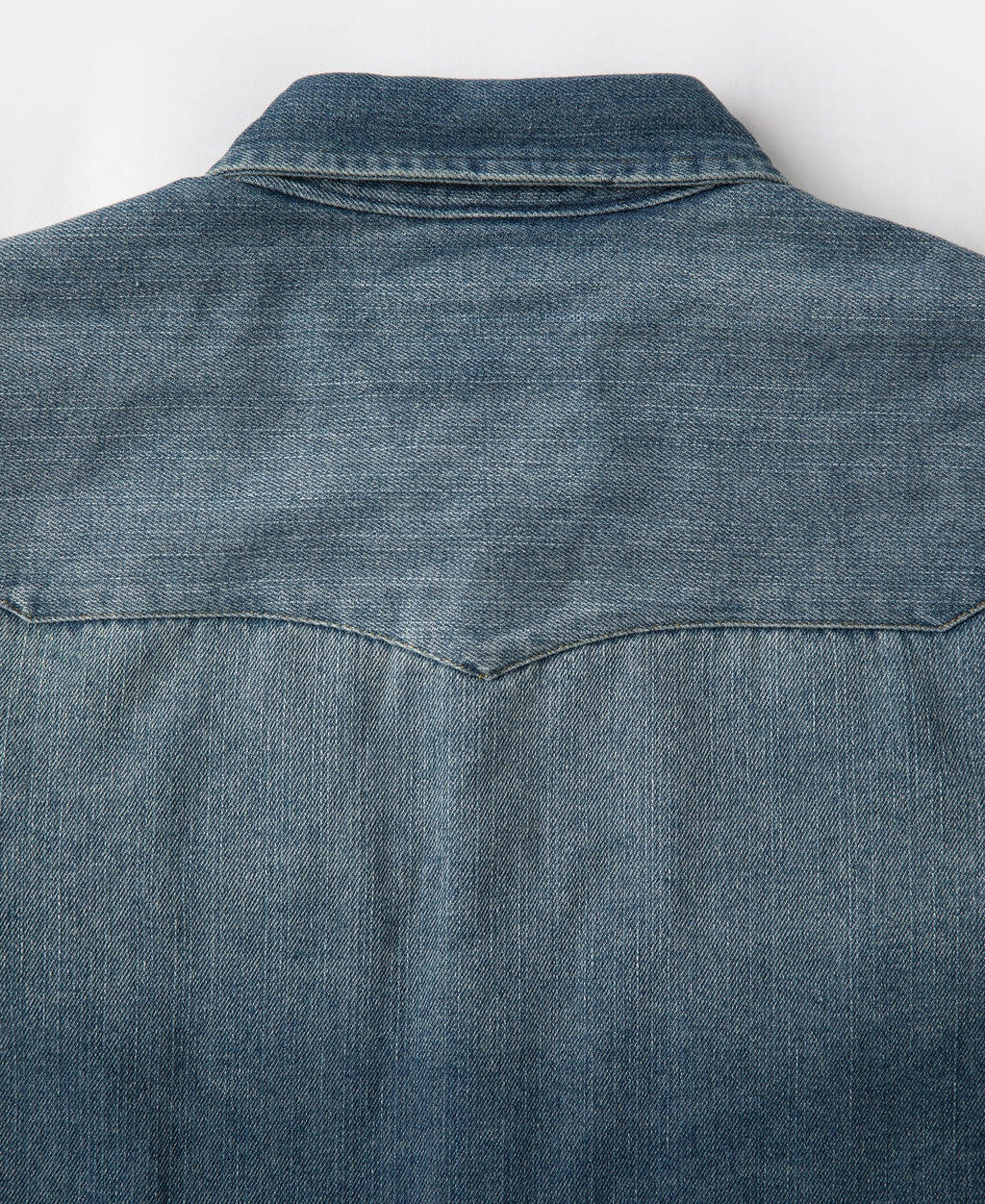 Chemise western en jean flammé bleu avec poches poitrine brodées et boutons-pression