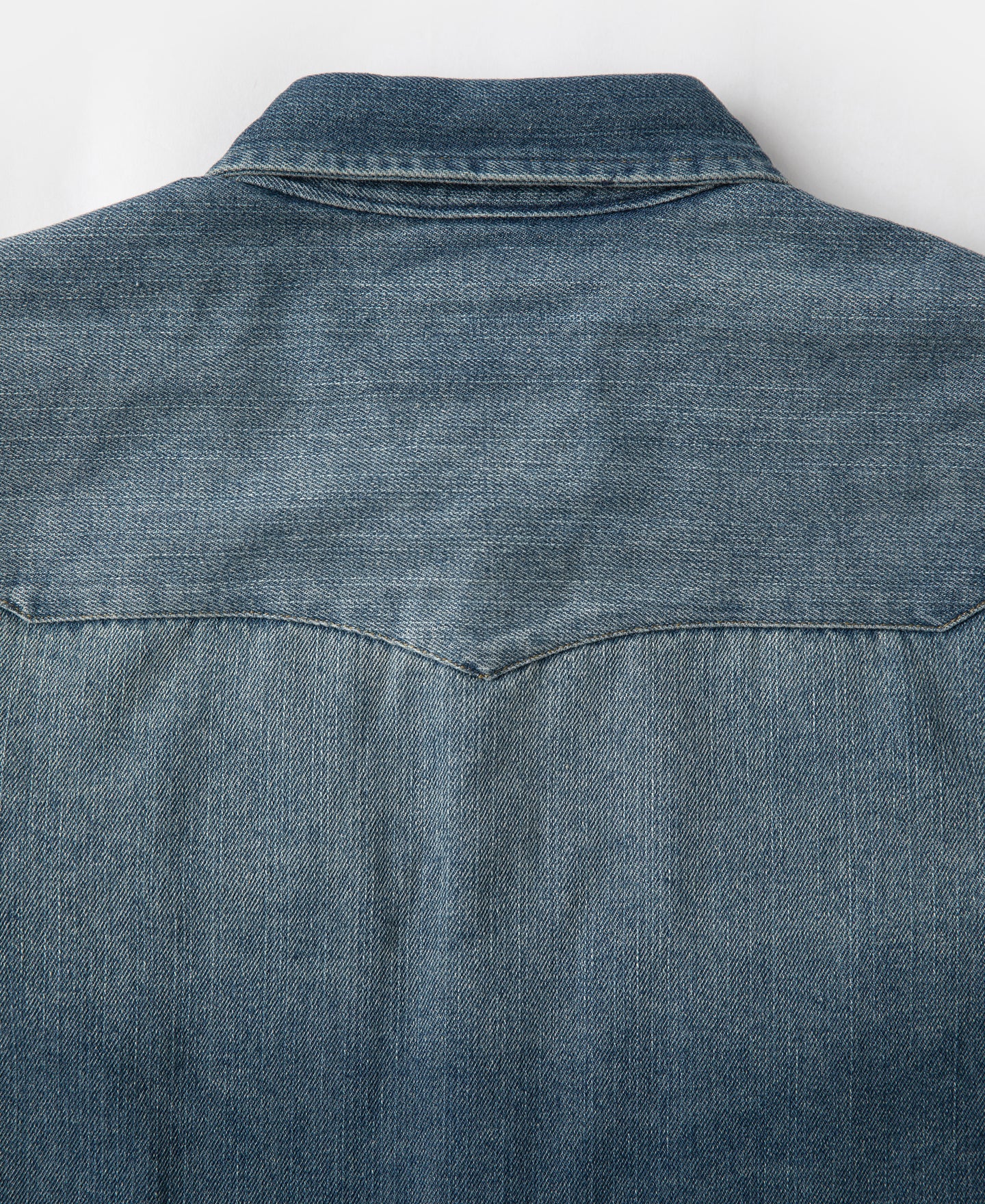 Chemise western en jean flammé bleu avec poches poitrine brodées et boutons-pression
