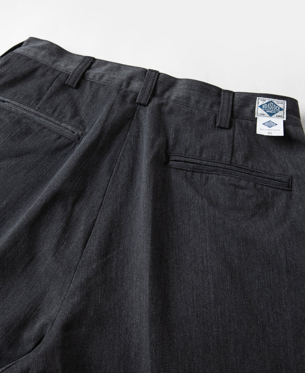 Pantalon chino gris foncé à double pli, taille haute, coupe fuselée vintage