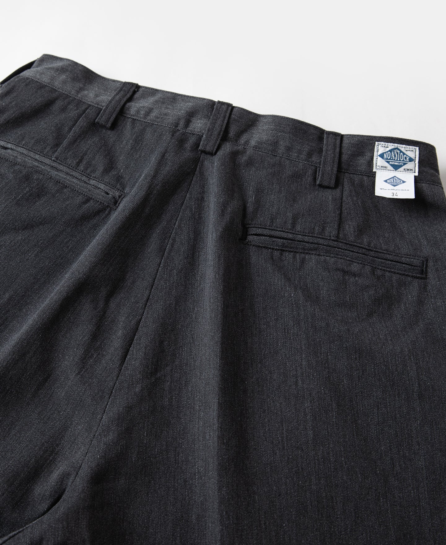 Pantalon chino gris foncé à double pli, taille haute, coupe fuselée vintage