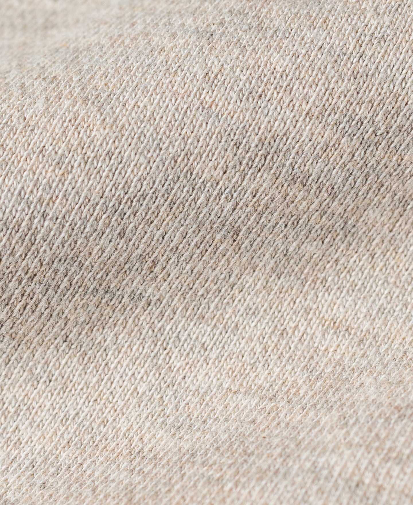 Molleton ras du cou couleur avoine avec bordure côtelée grise contrastante