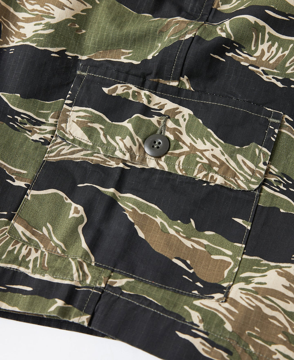 Short cargo vert et noir style militaire camouflage à rayures tigrées pour homme