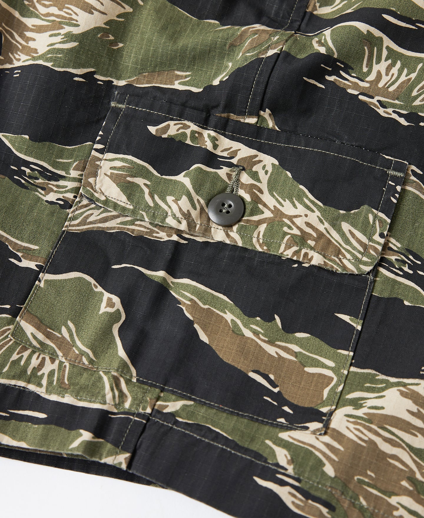Short cargo vert et noir style militaire camouflage à rayures tigrées pour homme