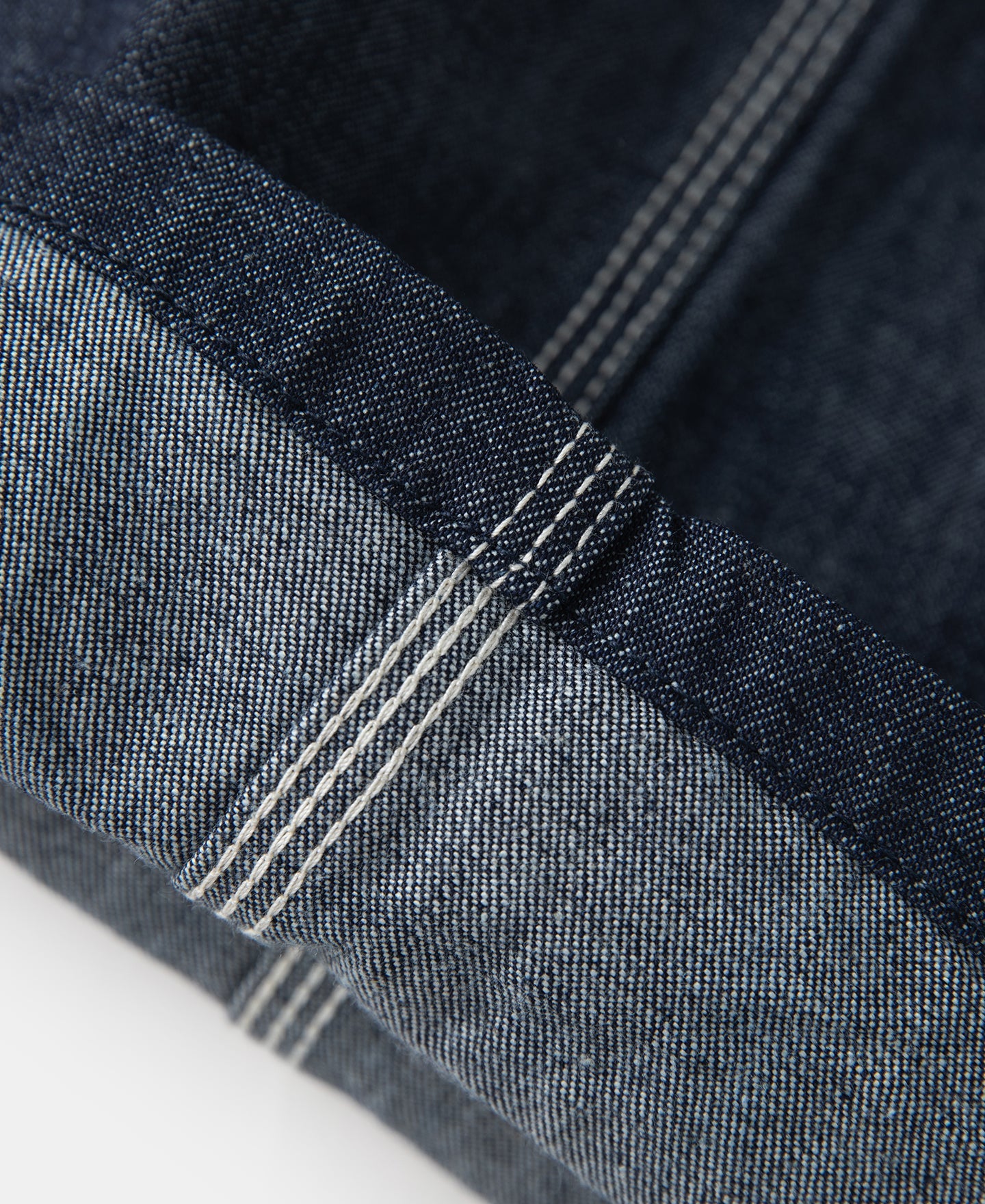 Jean toile indigo coupe large style peintre avec surpiqûres contrastantes