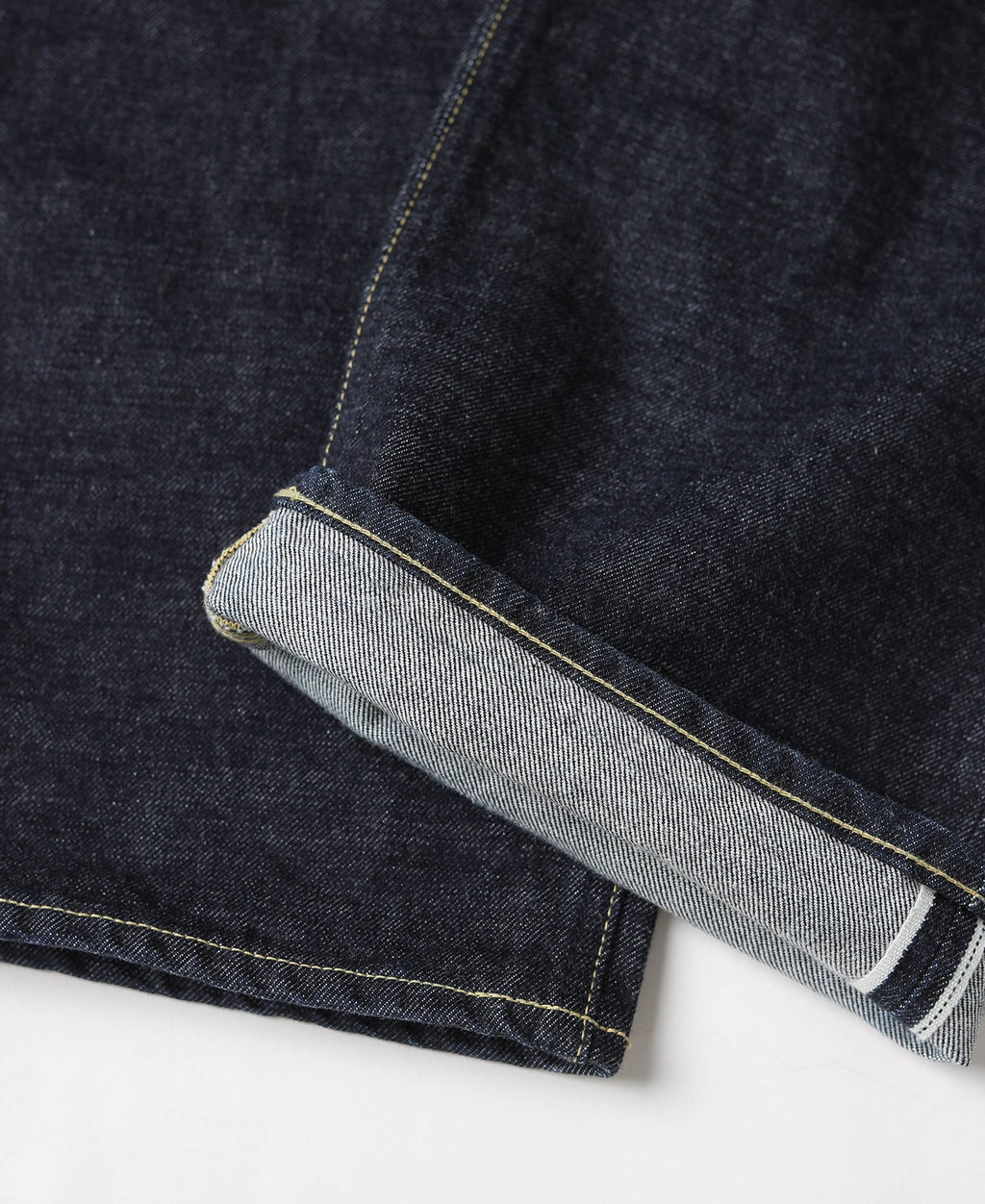 Jean large en denim selvedge indigo coupe décontractée avec revers