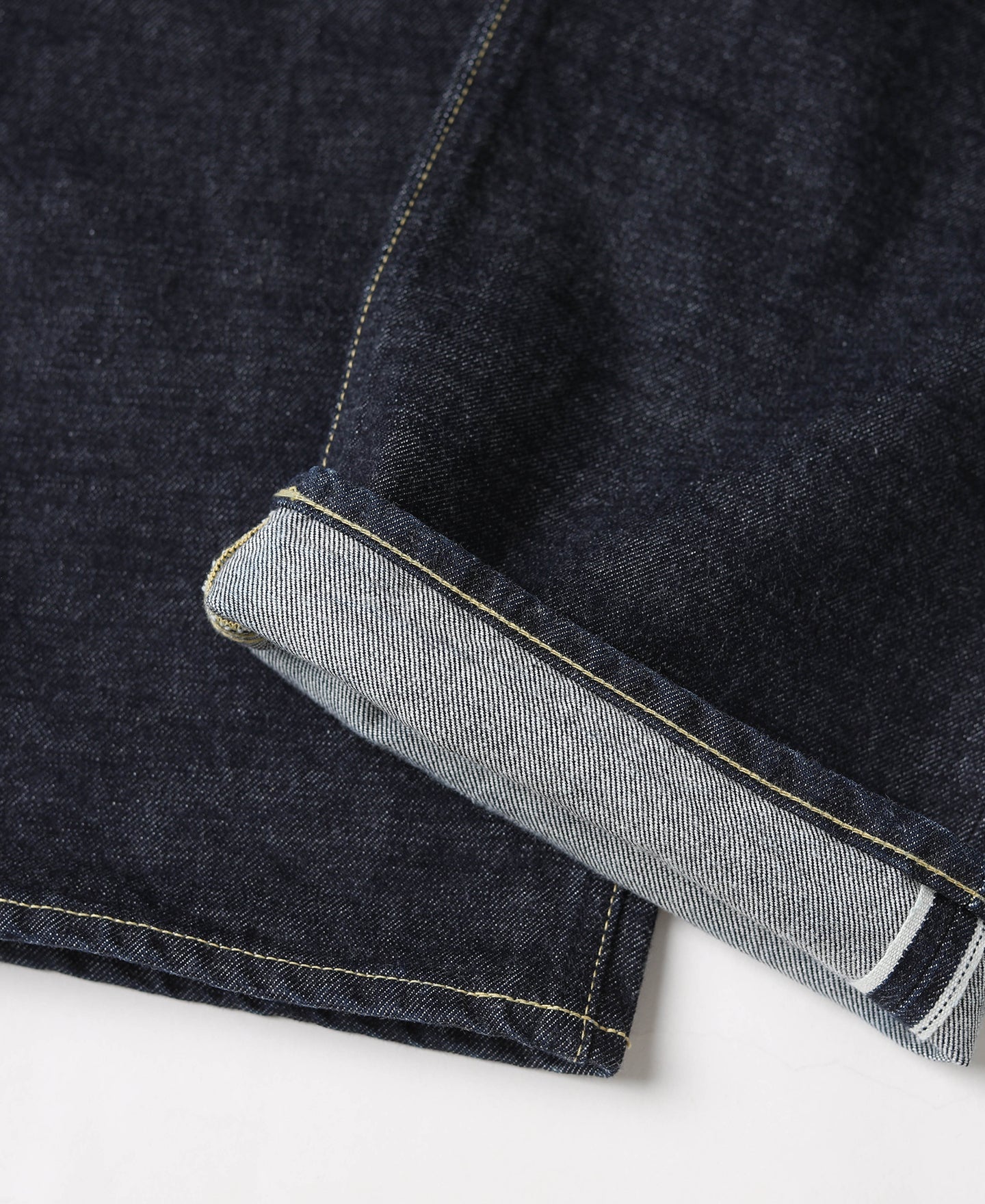 Jean large en denim selvedge indigo coupe décontractée avec revers