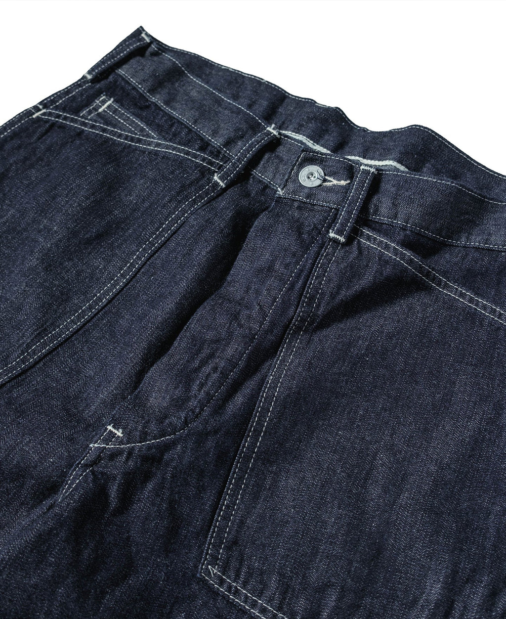Jean en denim indigo coupe large style workwear avec surpiqûres contrastantes, poches plaquées et coupe fatigue
