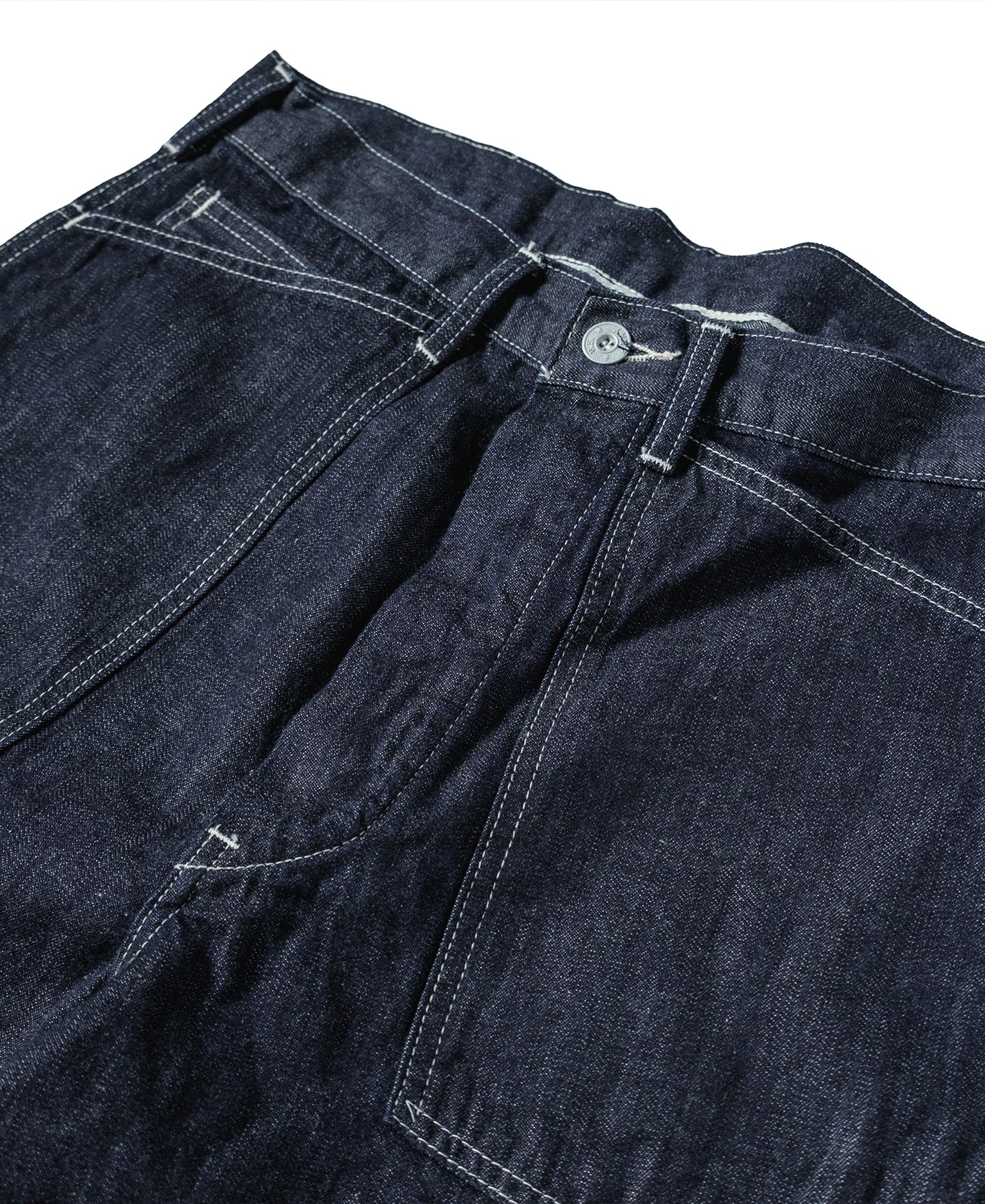Jean en denim indigo coupe large style workwear avec surpiqûres contrastantes, poches plaquées et coupe fatigue