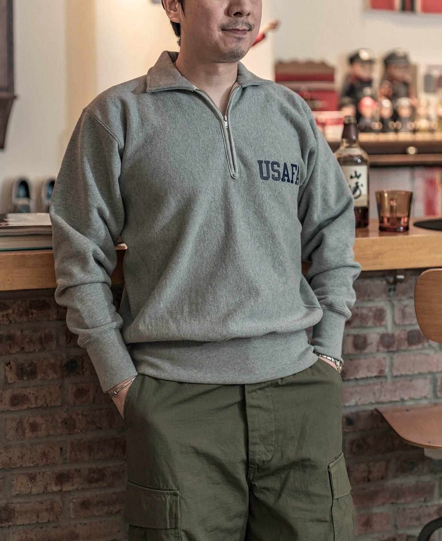 Sweat-shirt vintage demi-zip avec motif universitaire gris