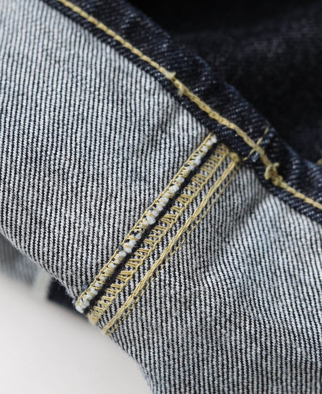 Jean large en denim selvedge indigo coupe décontractée avec revers