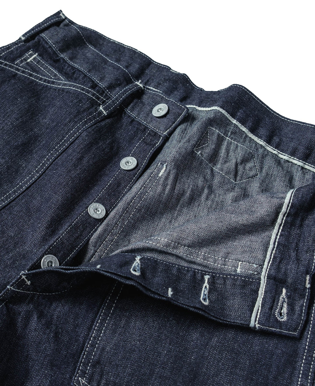 Jean en denim indigo coupe large style workwear avec surpiqûres contrastantes, poches plaquées et coupe fatigue