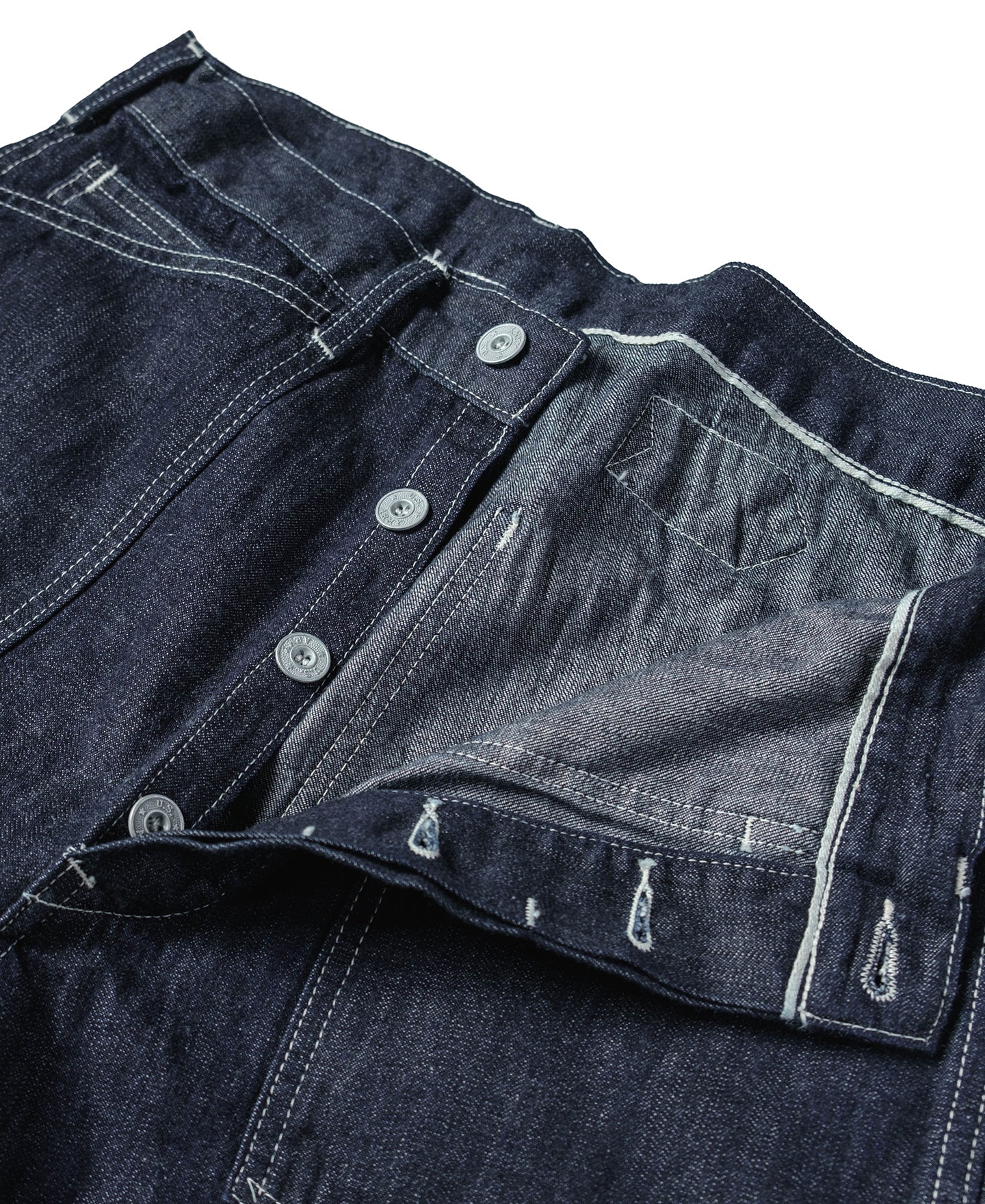 Jean en denim indigo coupe large style workwear avec surpiqûres contrastantes, poches plaquées et coupe fatigue
