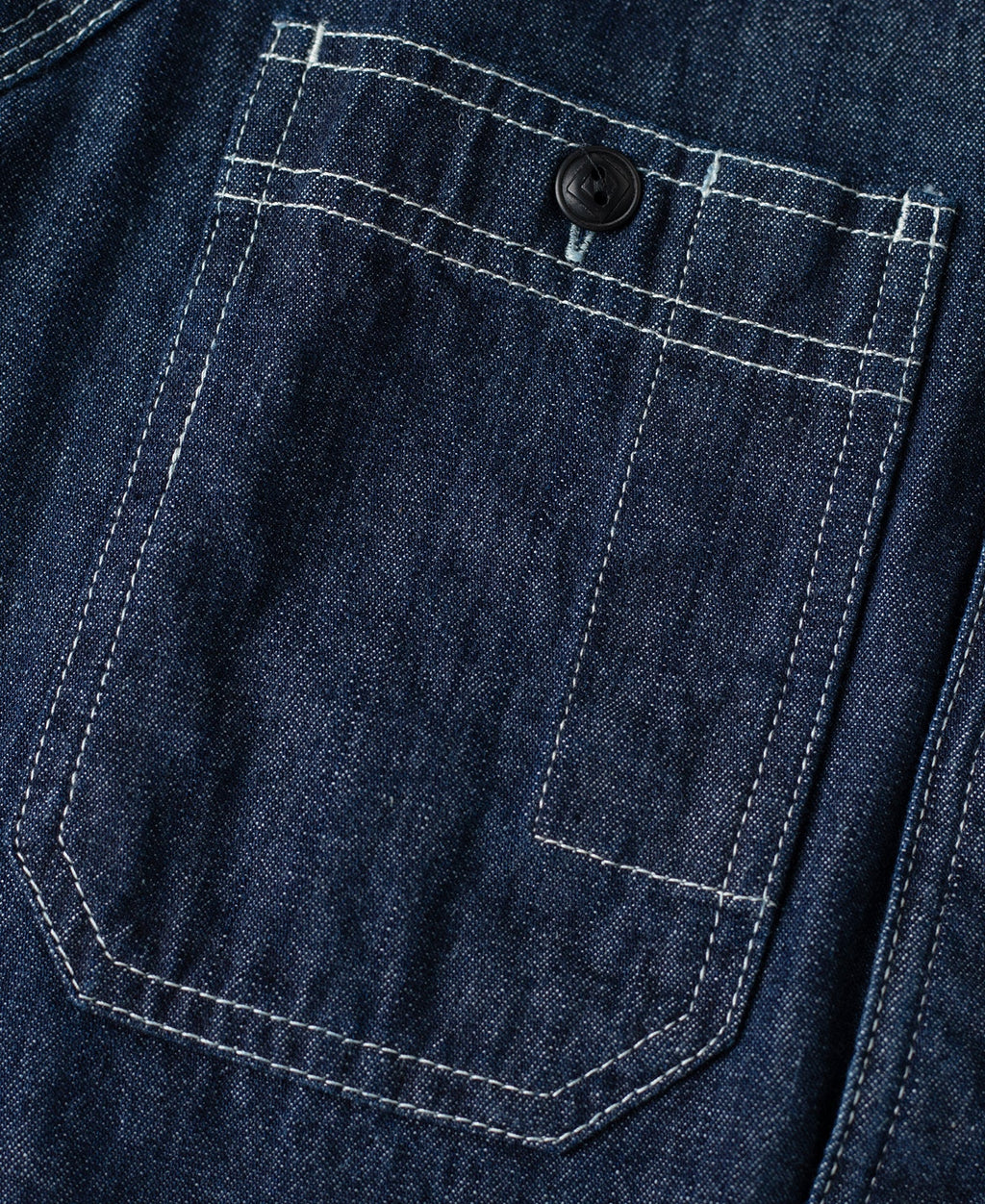 Chemise de travail Indigo en jean à manches longues, poches poitrine et boutonnage.