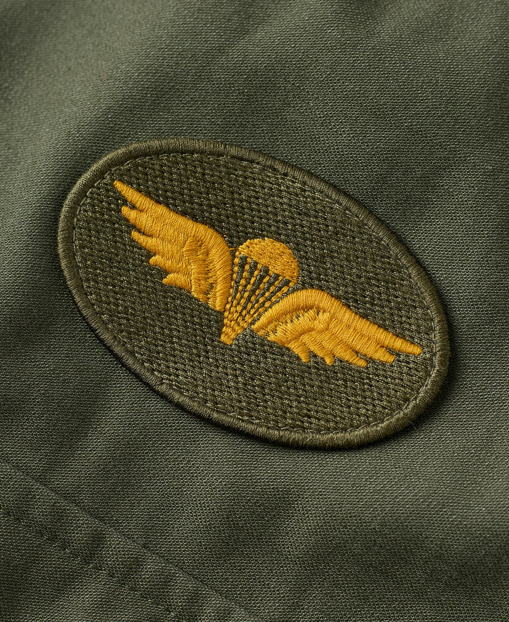 Veste militaire M-65 vert olive avec écussons brodés