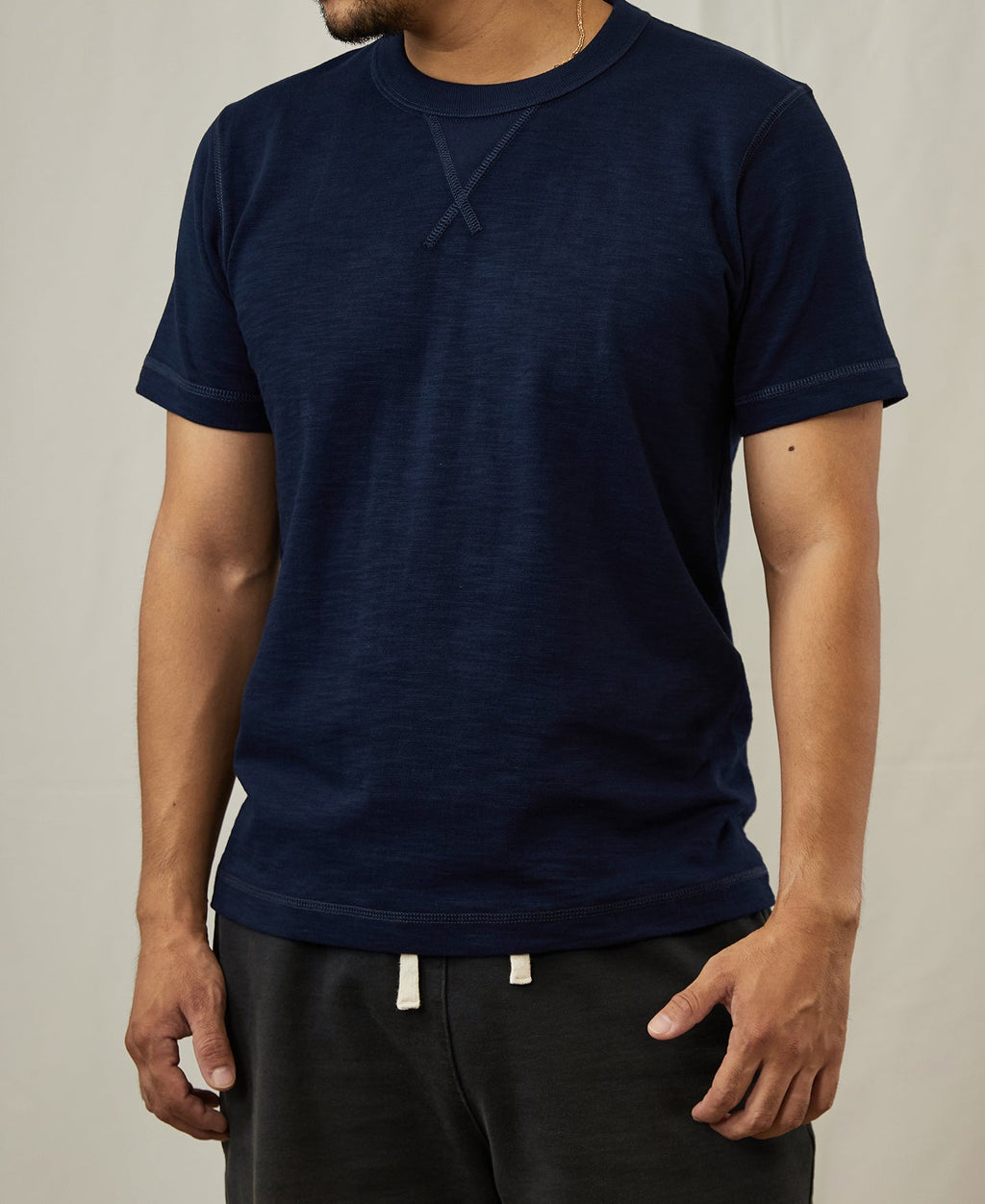 T-shirt tubulaire en coton lourd indigo à soufflet et col ras du cou, manches courtes