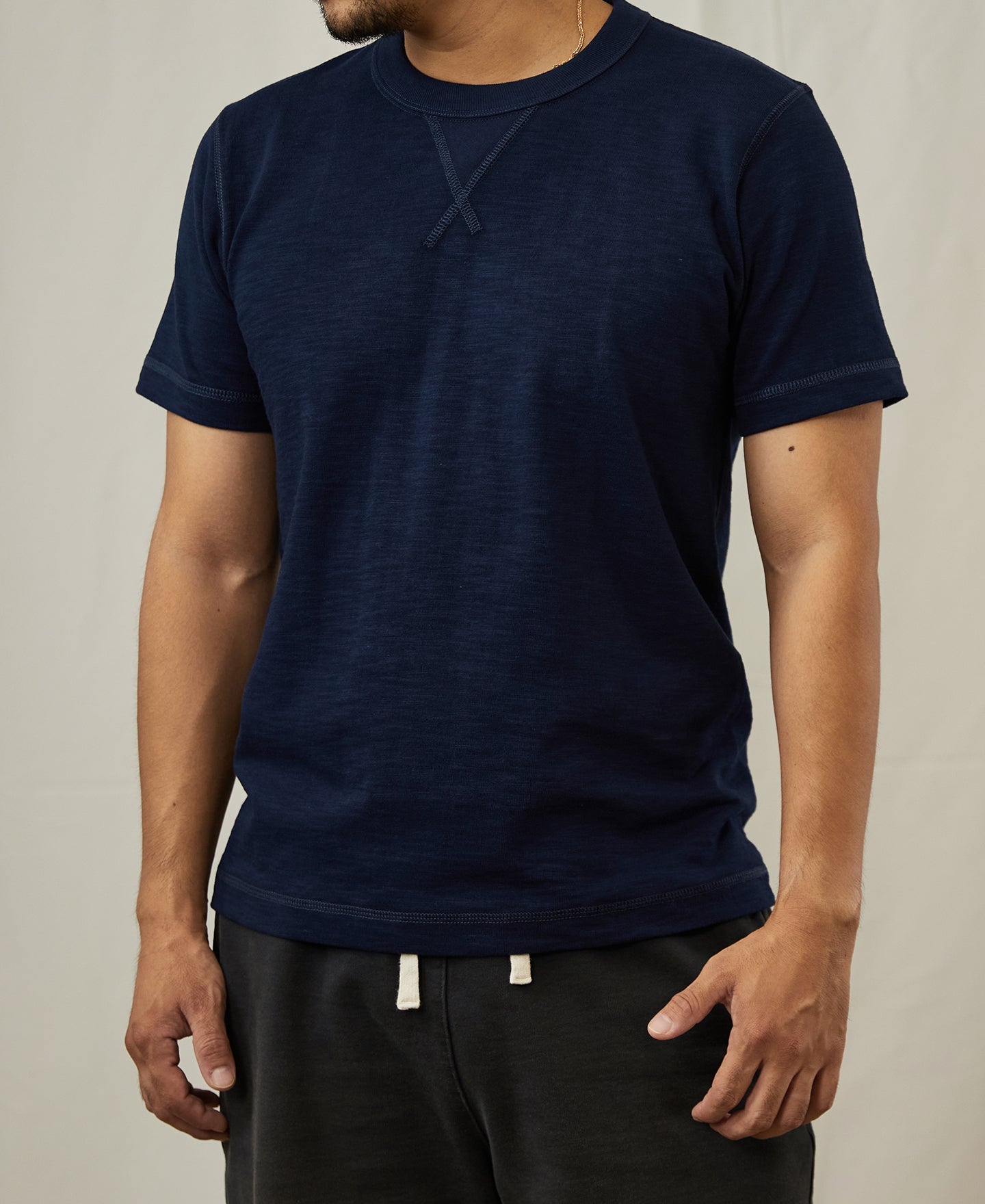 T-shirt tubulaire en coton lourd indigo à soufflet et col ras du cou, manches courtes