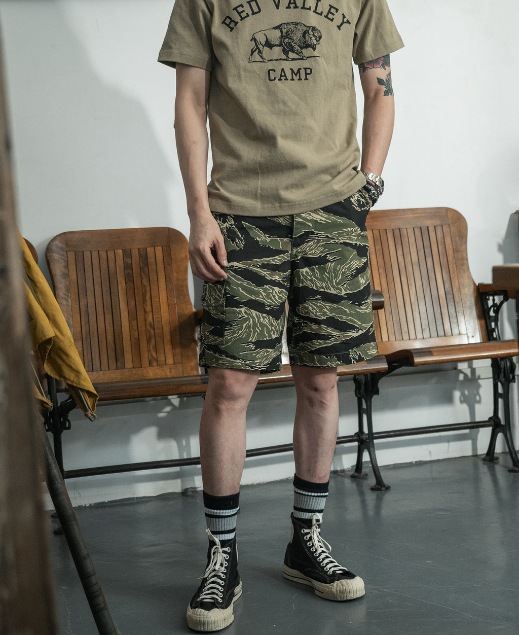 Short cargo vert et noir style militaire camouflage à rayures tigrées pour homme