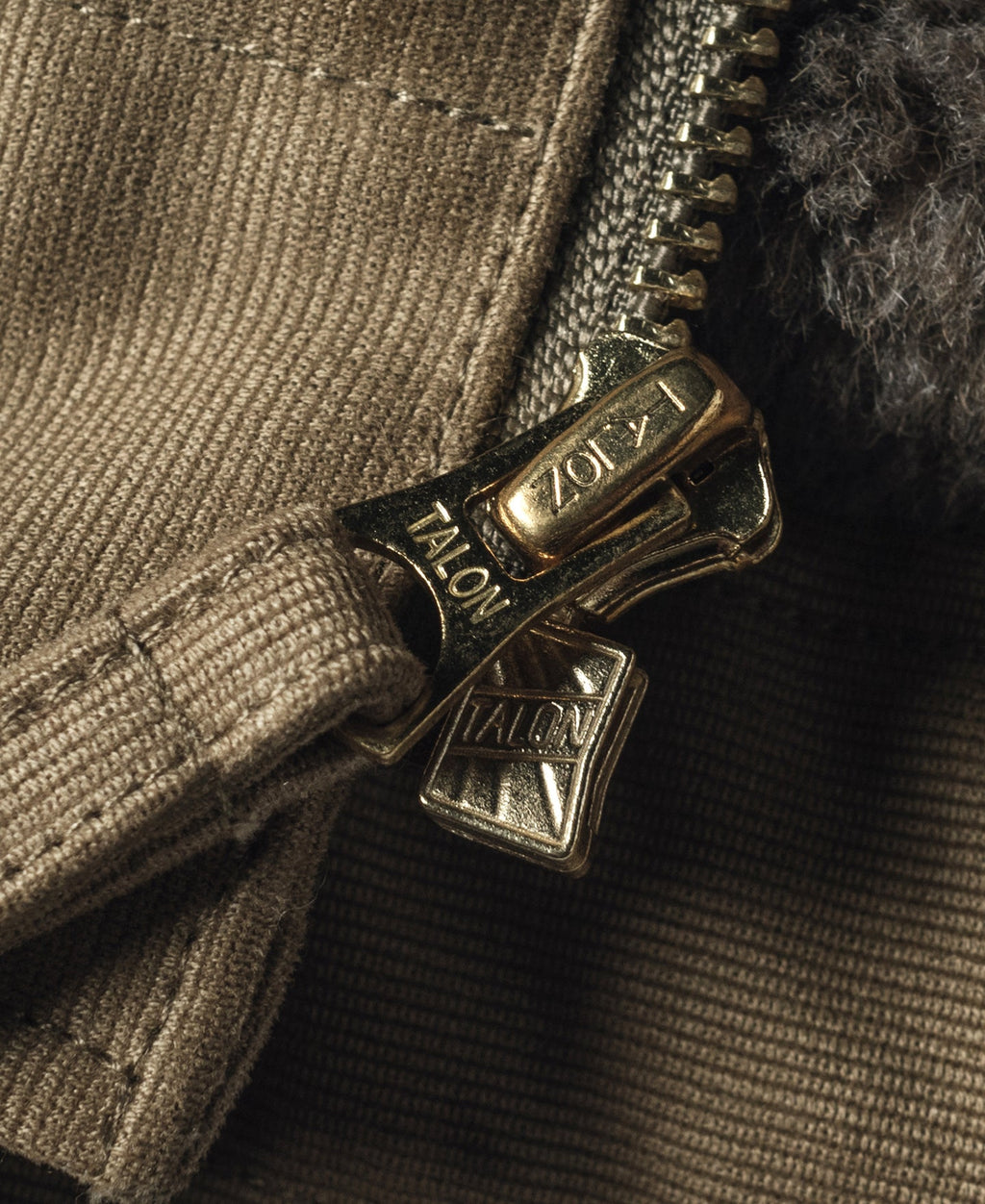 Veste de pont N-1 kaki style militaire avec col sherpa et boutonnage sur le devant pour homme
