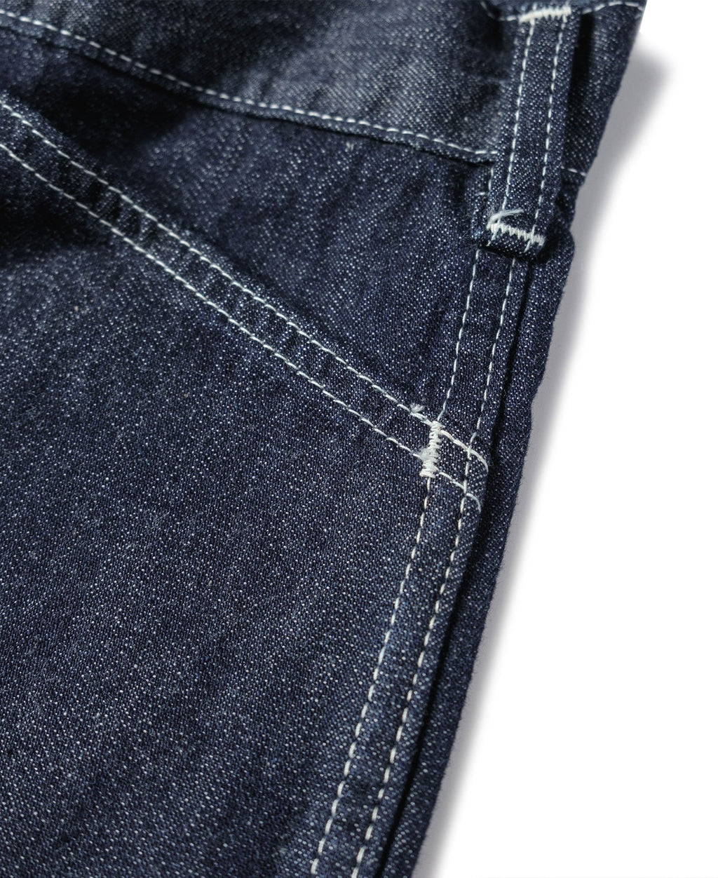 Jean en denim indigo coupe large style workwear avec surpiqûres contrastantes, poches plaquées et coupe fatigue