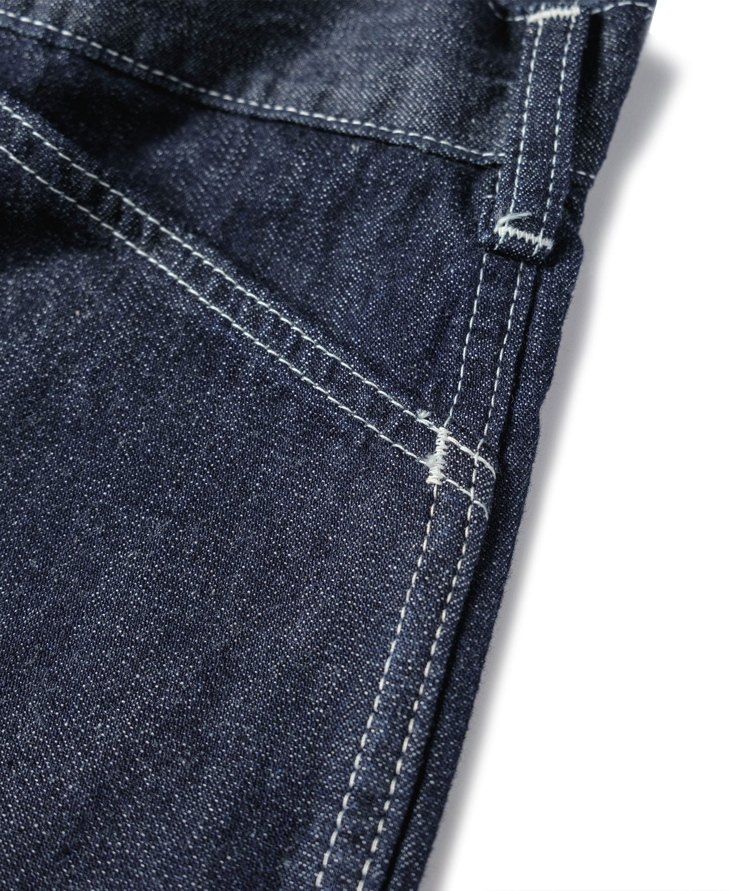 Jean en denim indigo coupe large style workwear avec surpiqûres contrastantes, poches plaquées et coupe fatigue